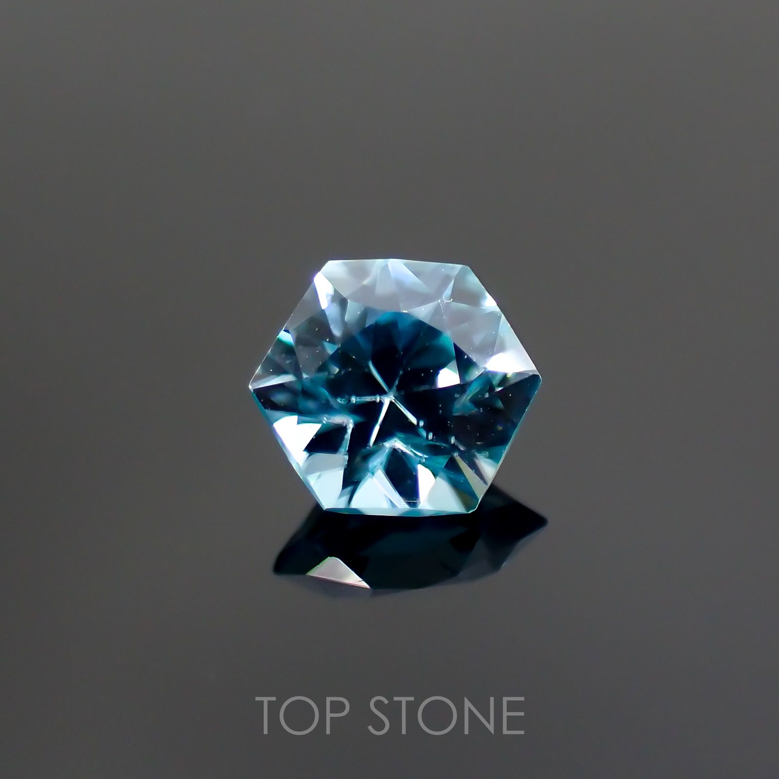 ◇ヘキサゴンカット◇ブルージルコン(宝石名ジルコン) カンボジア産 0.88ct 識別済[210410476]5×5mm前後