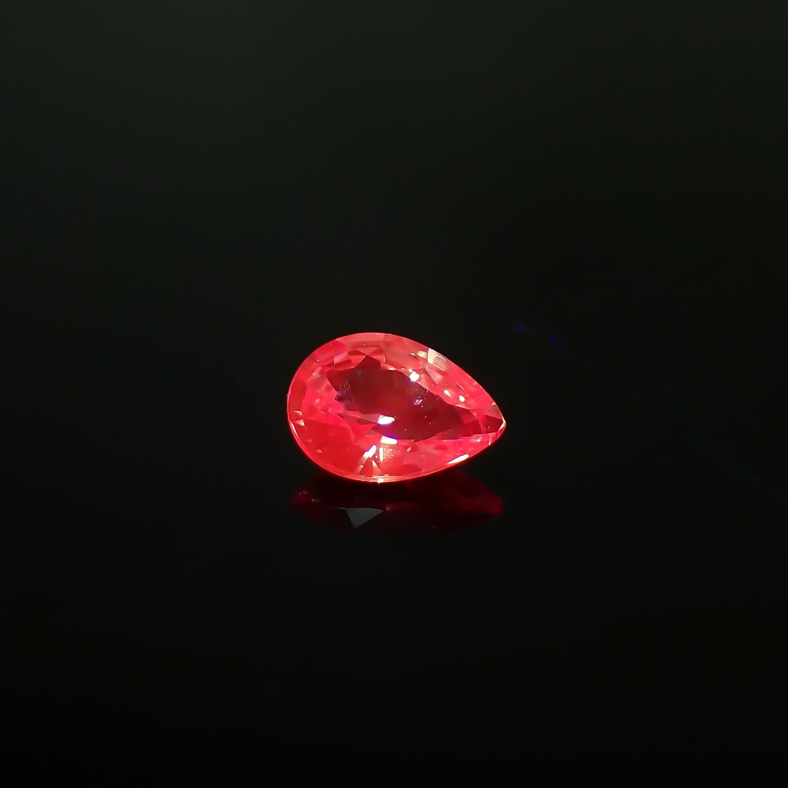 パパラチャサファイア(宝石名サファイア/別名パパラチャ・サファイア)スリランカ産 DGL鑑付 0.176ct / 4.14x3.01mm前後 [260632271]