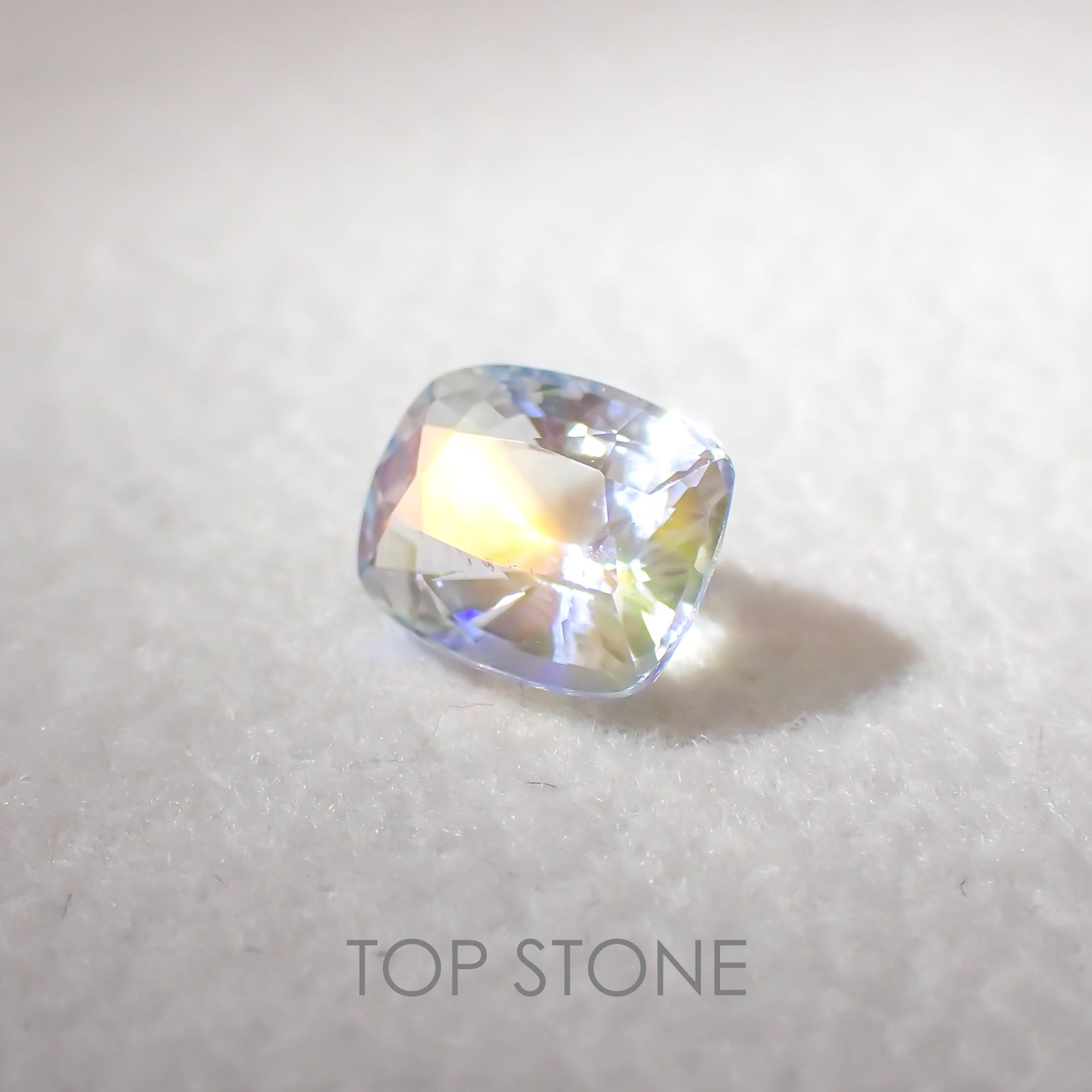 レインボームーンストーン(アンデシンラブラドライト) マダガスカル産 ルース 0.97ct[210410568]7.2×5.6mm前後