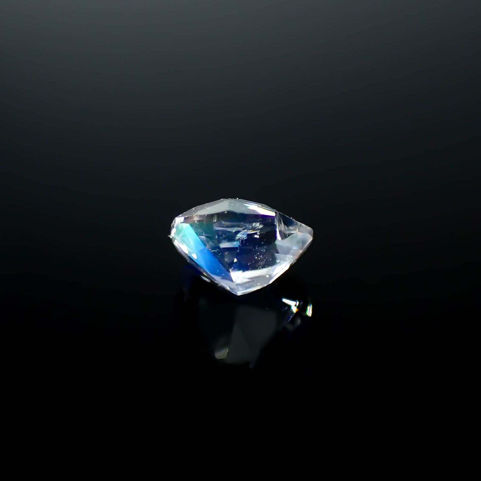 レインボームーンストーン ザンビア産 0.52ct [250730911]5.4x5.7mm前後