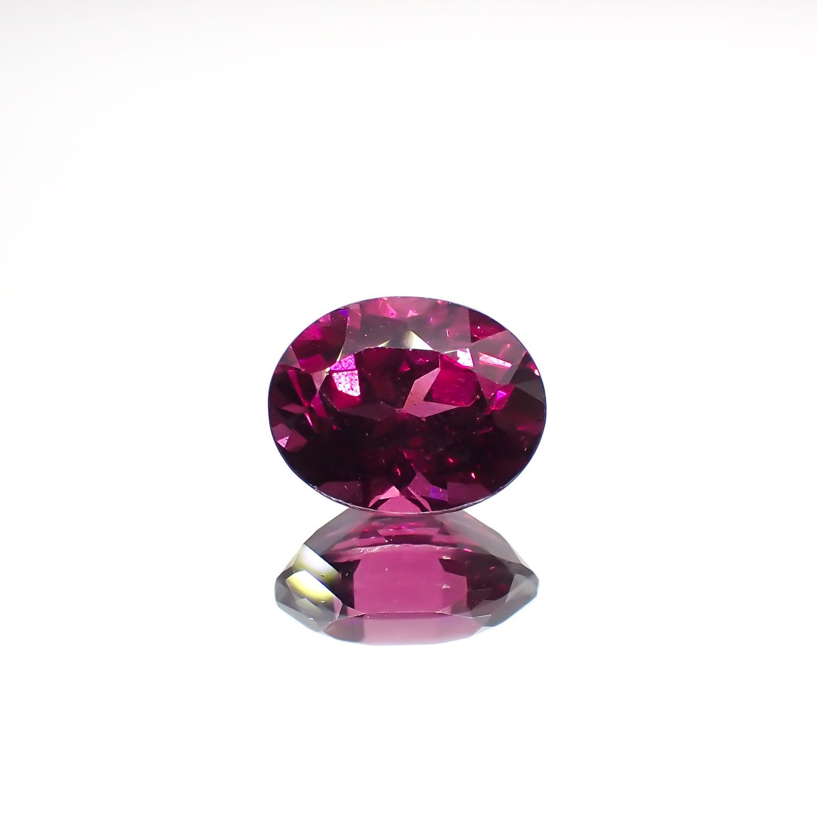 ロードライトガーネット(宝石名ロードライト・ガーネット)ブラジル産 1.93ct 識別済[220717058]8.1x6.4mm前後