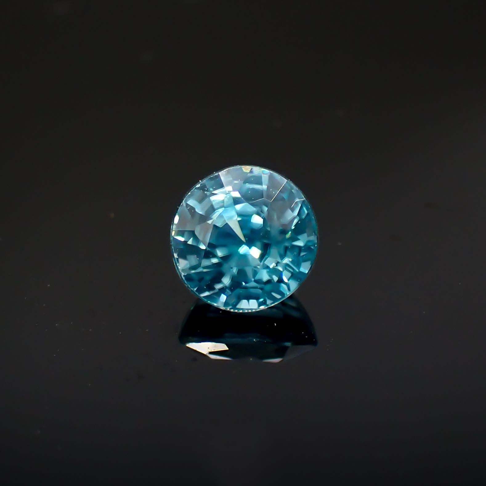 ブルージルコン(宝石名ブルー・ジルコン)カンボジア産 0.58ct 識別済[220716835]4.3x4.3mm前後