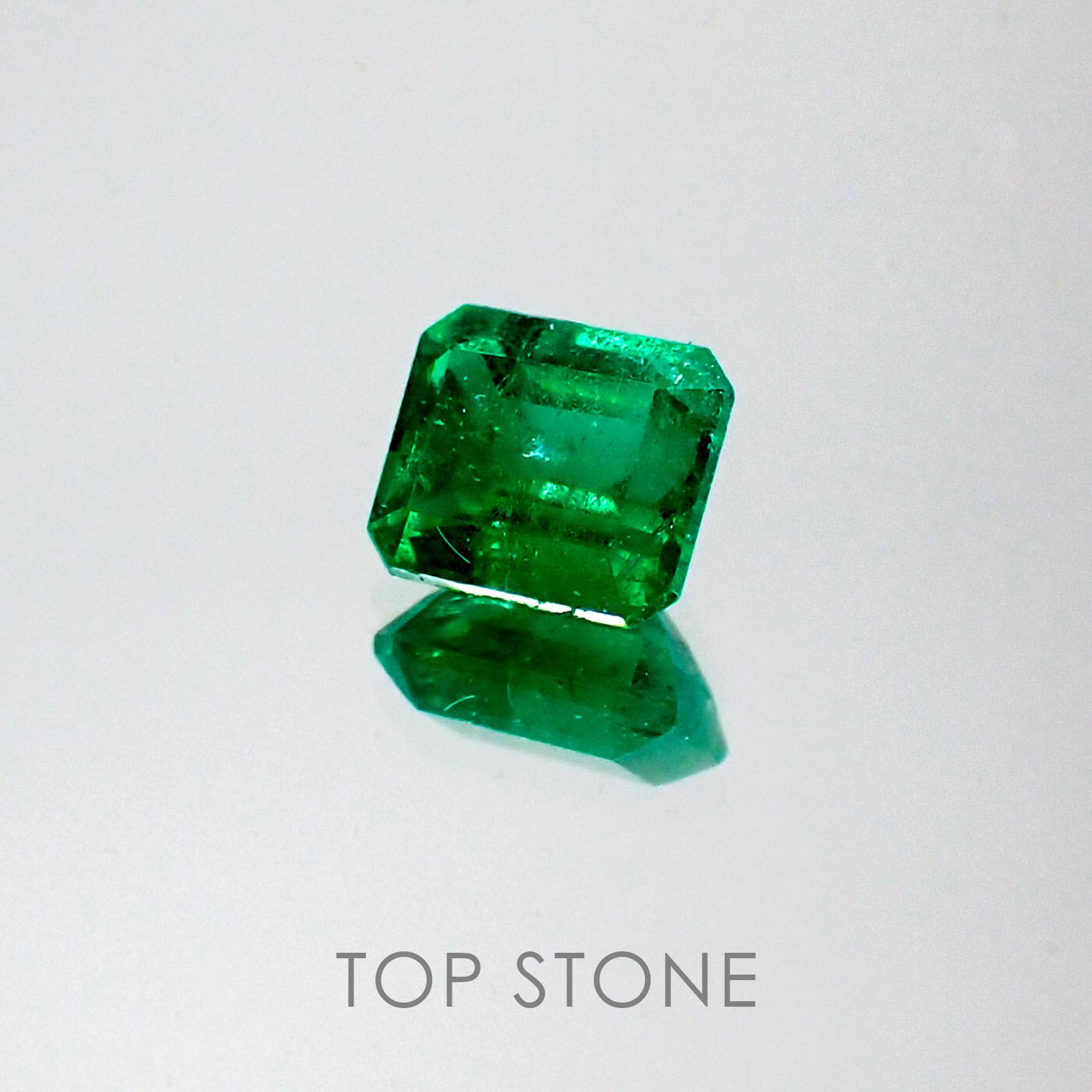 エメラルド コロンビア産 ルース 0.65ct[20062737]5.6×4.9mm前後