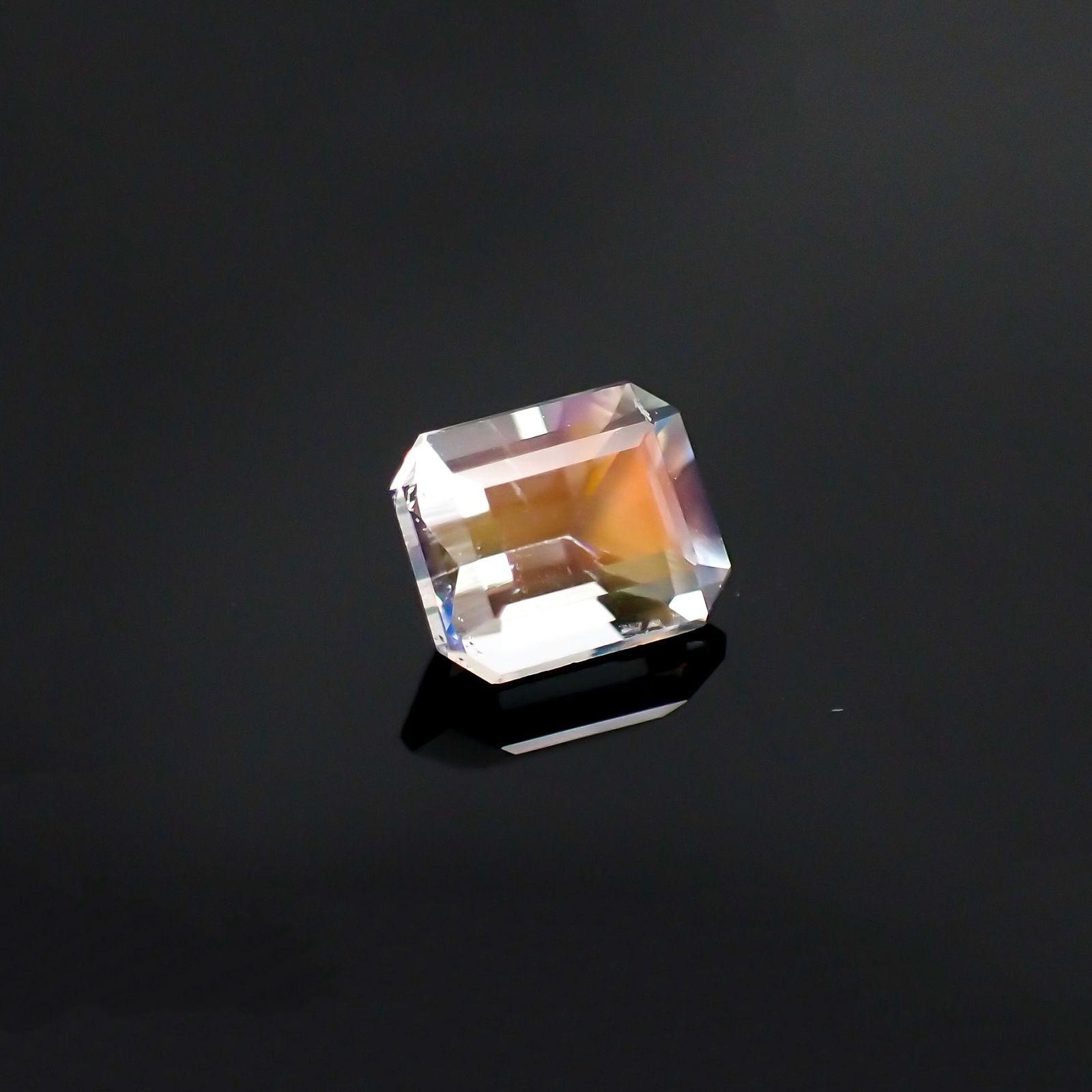 レインボームーンストーン(宝石名ラブラドライト) マダガスカル産 1.075ct ソ付(彩珠)[210611250]6.9×5.6mm前後