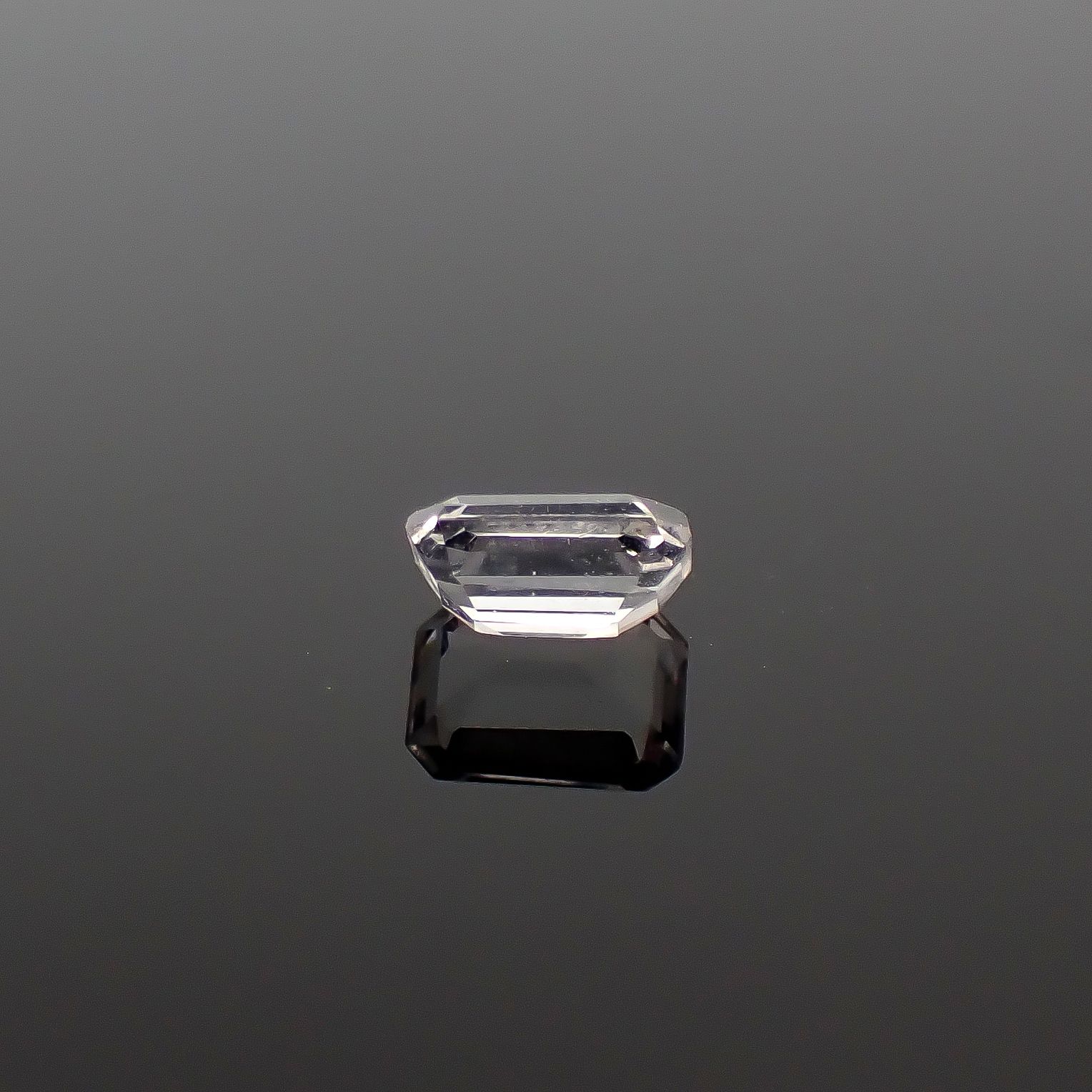 テネブレッセンススキャポライト アフガニスタン産 0.18ct / 4.1x2.9mm前後 [260432045]