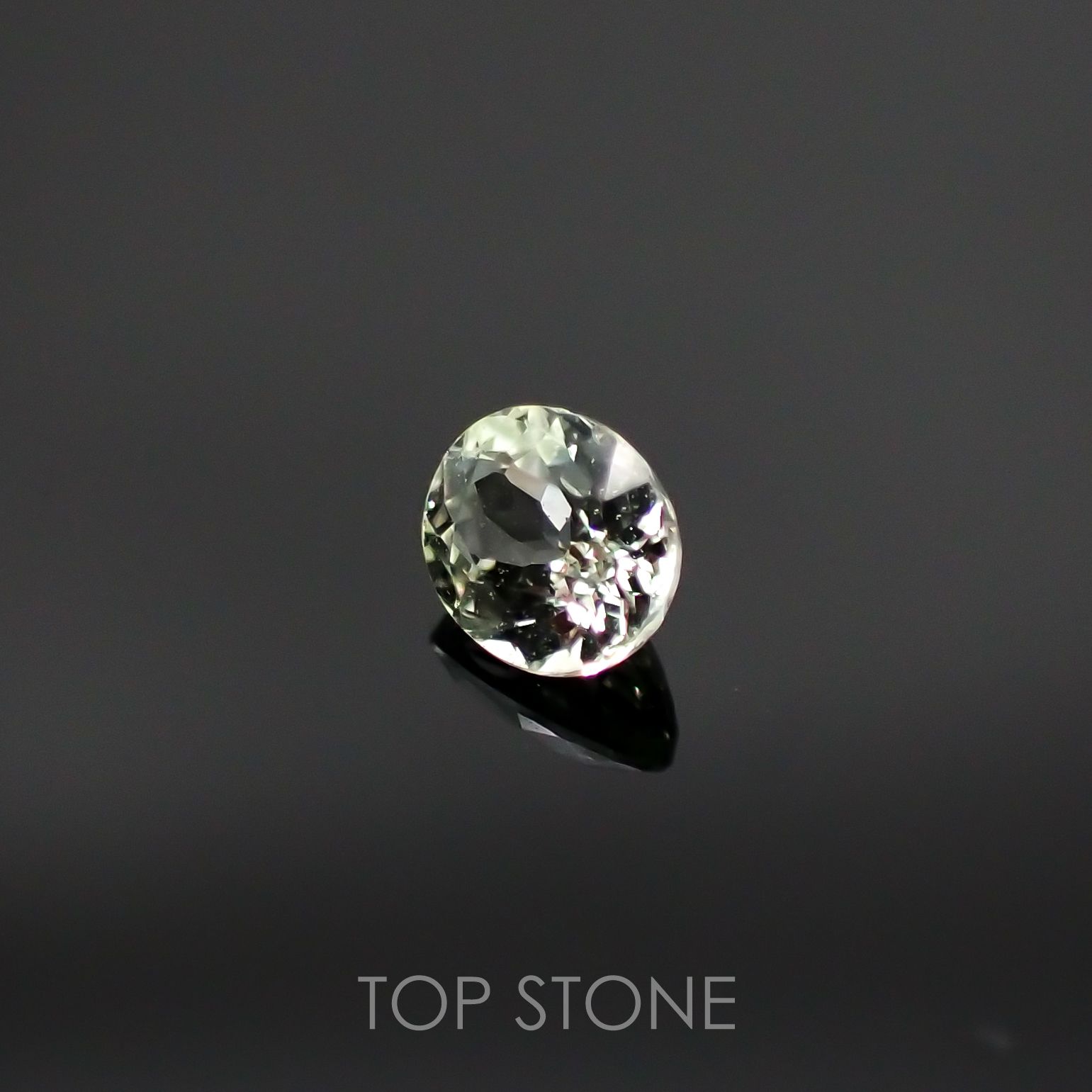 リューコガーネット(宝石名ホワイト グロッシュラー・ガーネット) ビルマ産 0.24ct 識別済[210711543]4×3.3mm前後