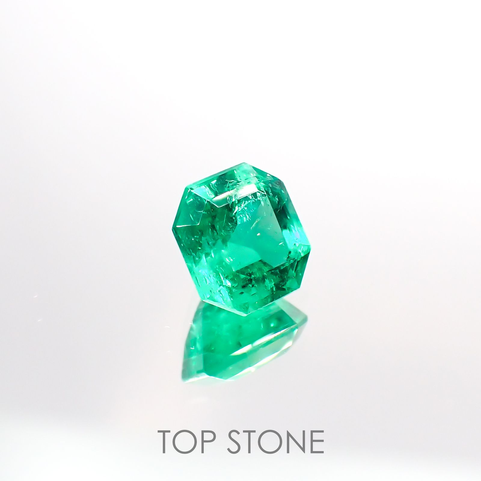 エメラルド(宝石名エメラルド) コロンビア産 1.768ct ソ付(彩珠)[210913158]7.4×7.1mm前後