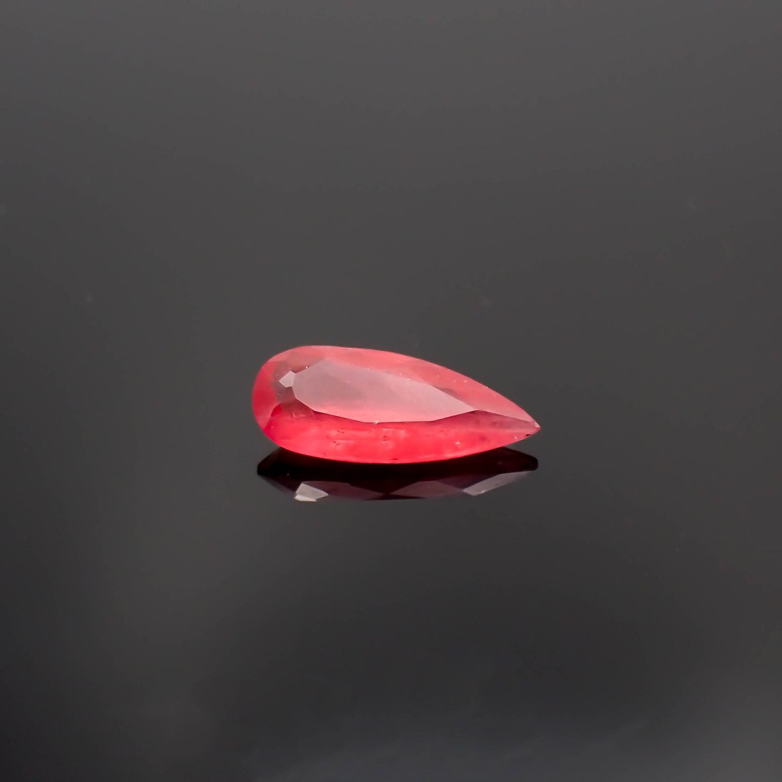 ロードナイト(宝石名ロードナイト)ブラジル産 識別済 1.86ct / 12.9x5.5mm前後 [230120072]