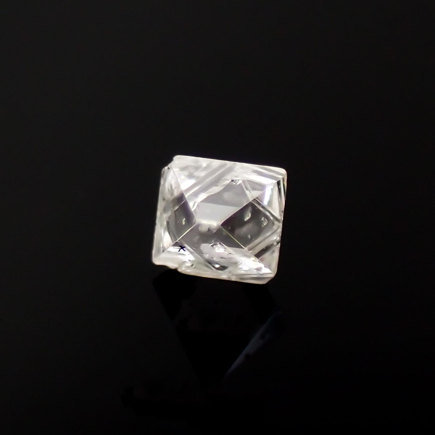ソーヤブルダイヤモンド 原石(宝石名ダイアモンド)ロシア産 0.060ct ソ付(彩珠)[221219187]2.5x2.6mm前後