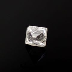 ソーヤブルダイヤモンド 原石(宝石名ダイアモンド)ロシア産 0.060ct ソ付(彩珠)[221219187]2.5x2.6mm前後