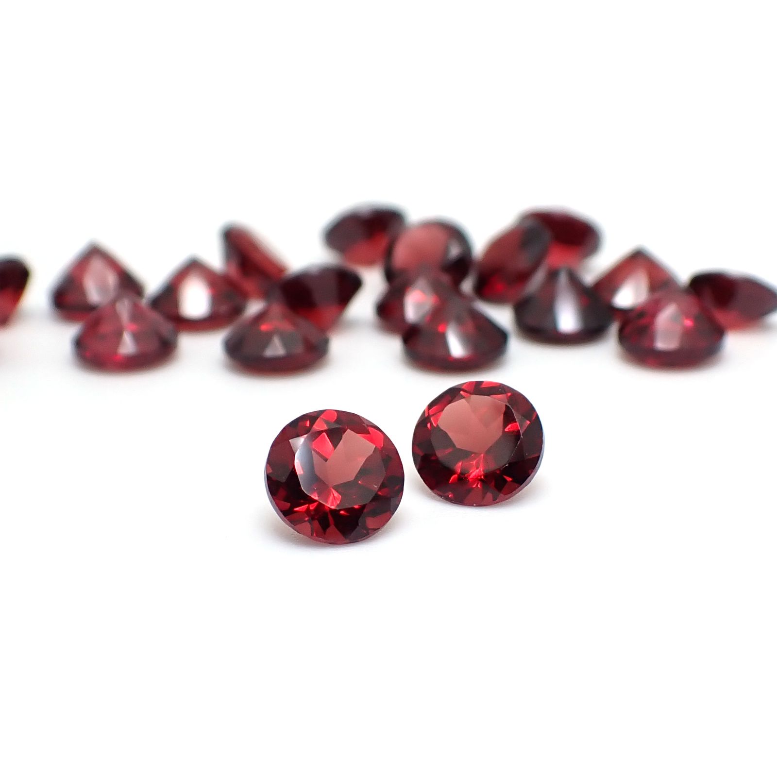 ◇ランダムセレクト◇パイロープアルマンディンガーネット モザンビーク産 約1.08ct / 6x6mm前後 [260532200]