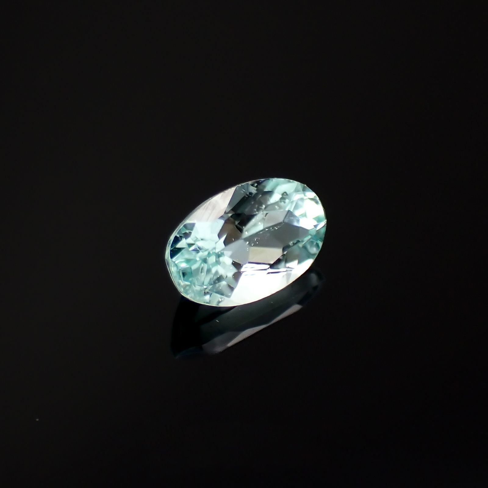パライバトルマリン モザンビーク産 0.27ct / 5.1x3.1mm前後 [230220372]