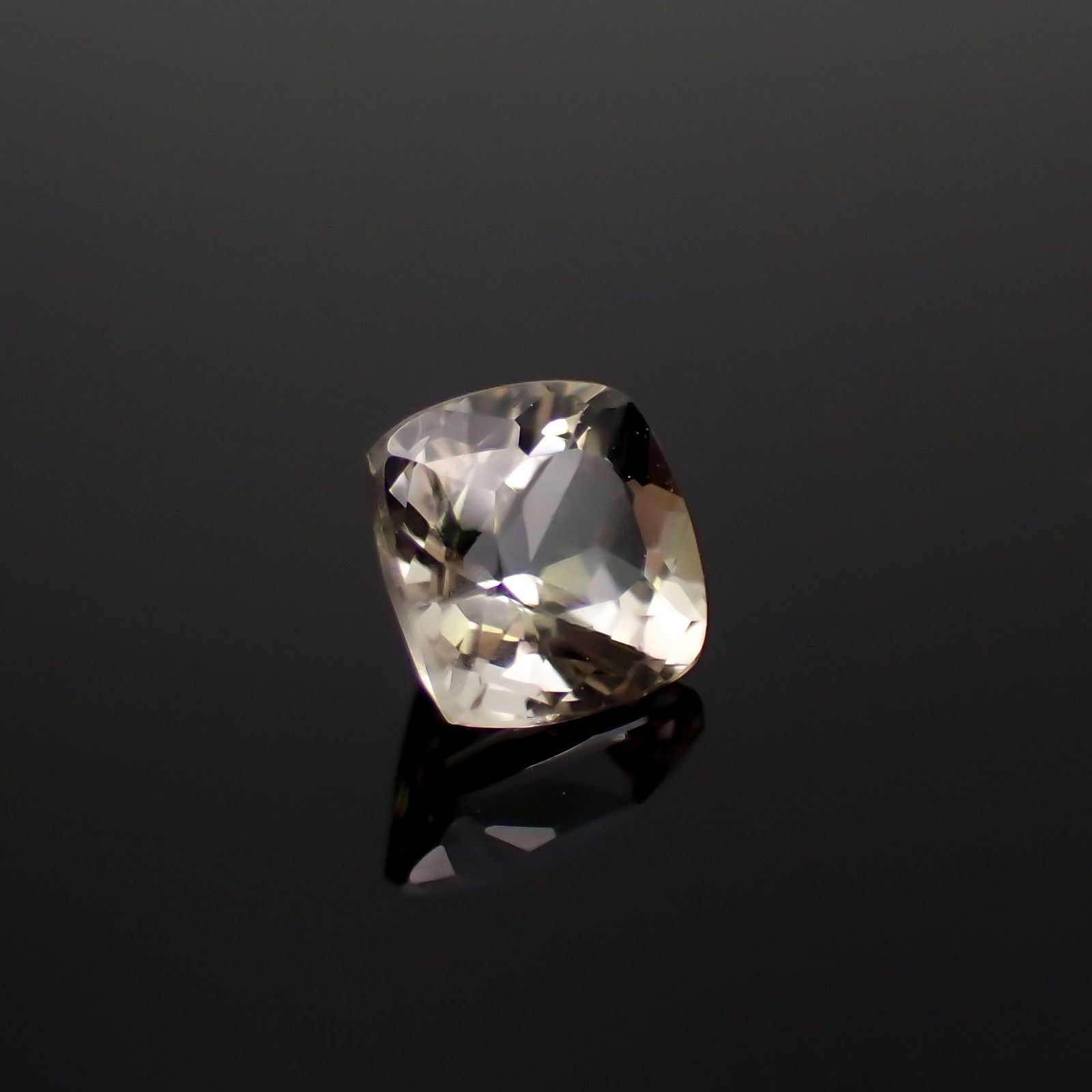 ゴールデンフェナカイト(宝石名ライトイエロー・フェナカイト)ブラジル産 1.128ct ソ付(彩珠)[241018576]6.2x6.1mm前後