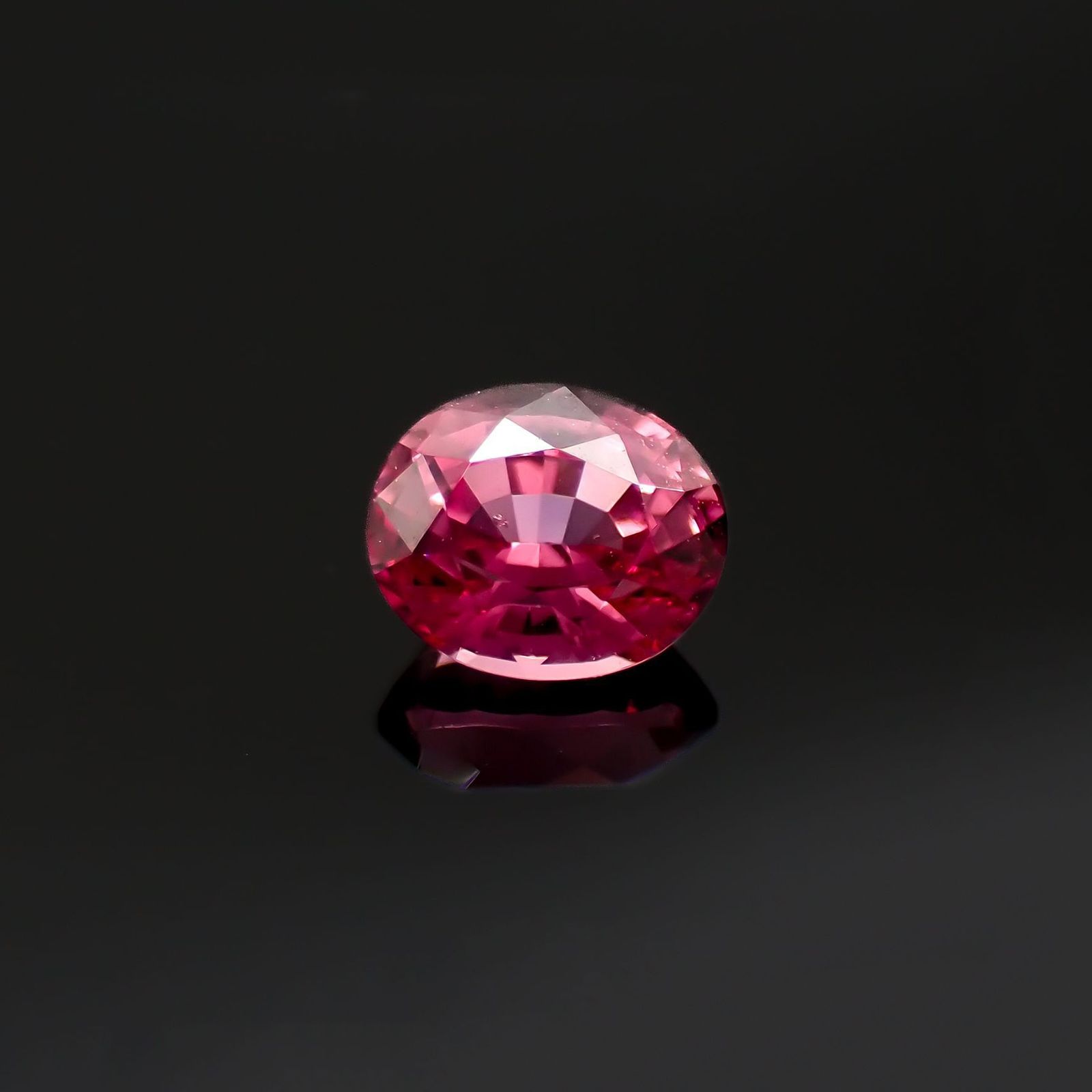 ホットピンクスピネル(宝石名ピンク・スピネル)タンザニア産 識別済 0.52ct / 5.1x4.2mm前後 [220817352]