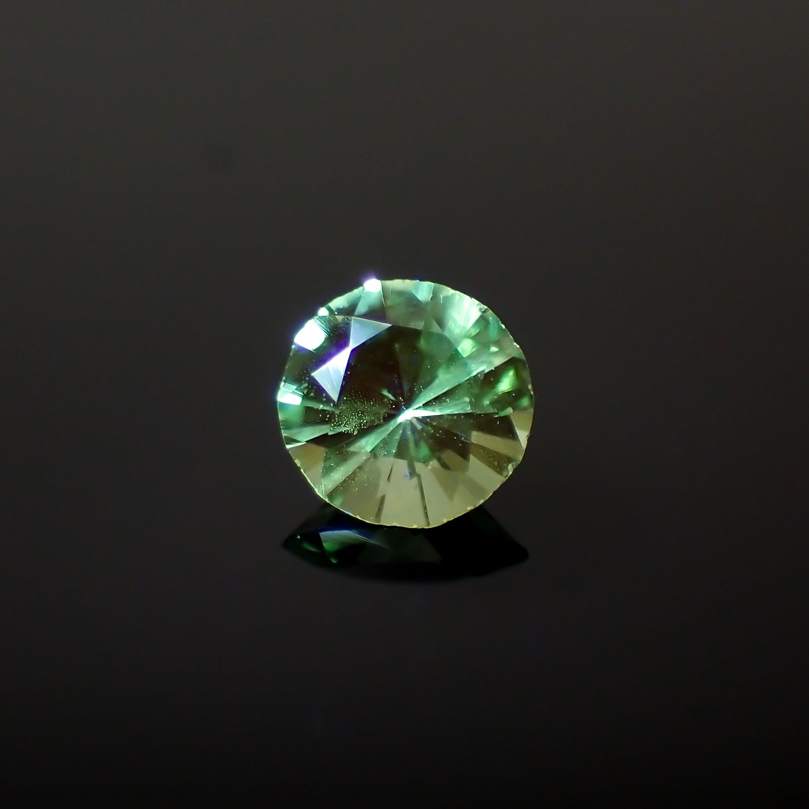 ミントガーネット(宝石名ガーネット)タンザニア産 0.20ct 識別済[230823066]3.9x3.9mm前後
