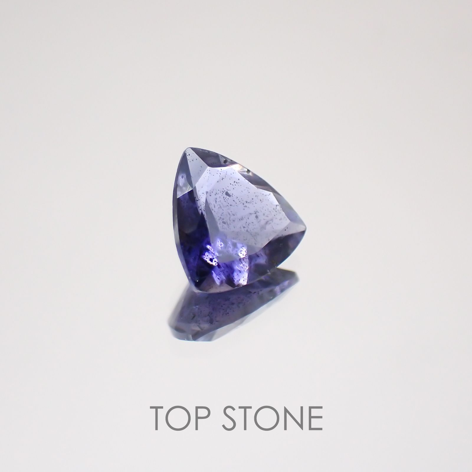 アイオライトサンストーン インド・ブラジル産 ルース 0.8ct[20129292]7.1×7.2mm前後