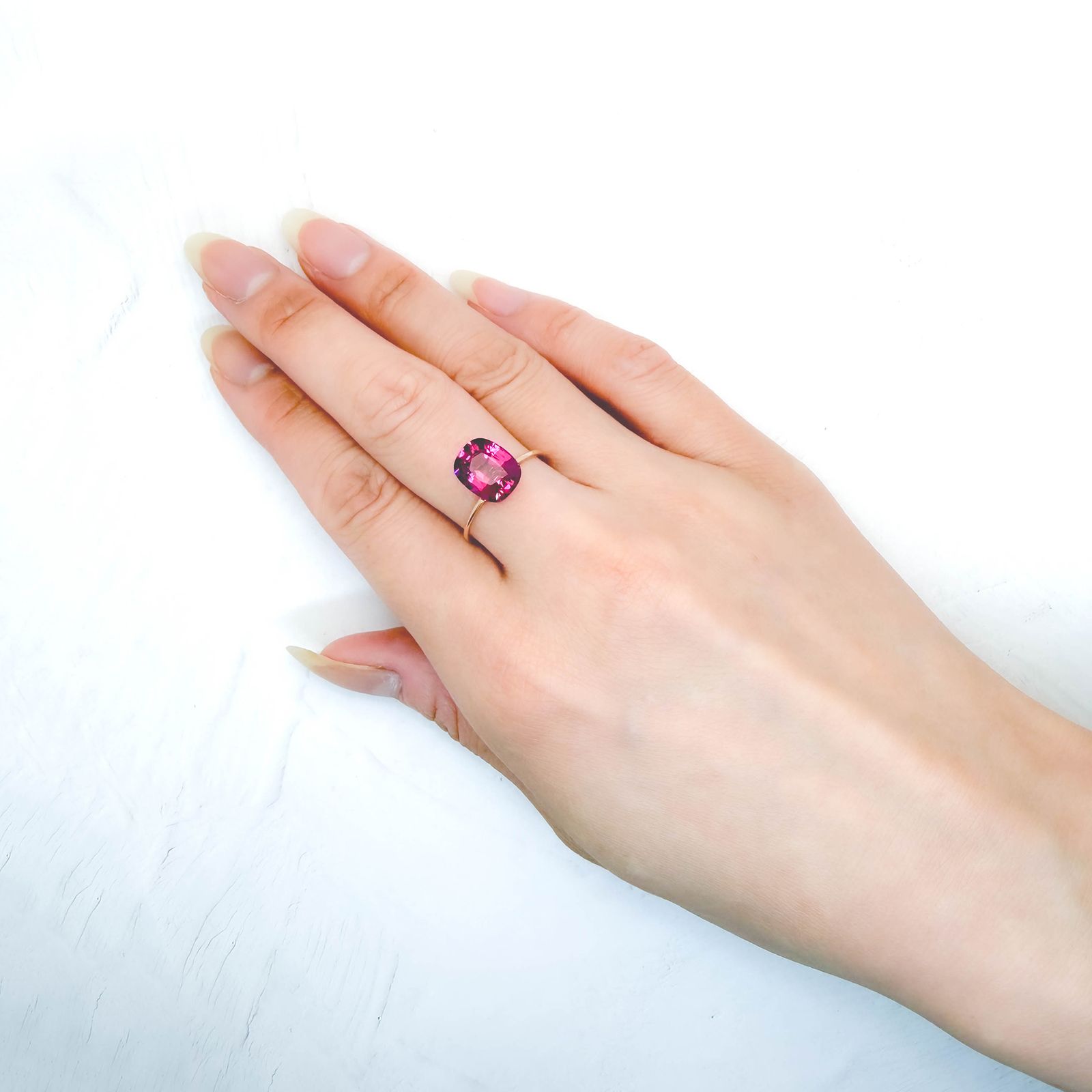 ホットピンクスピネル タンザニア・マヘンゲ産 3.07ct / 10x8mm前後 [260732610]