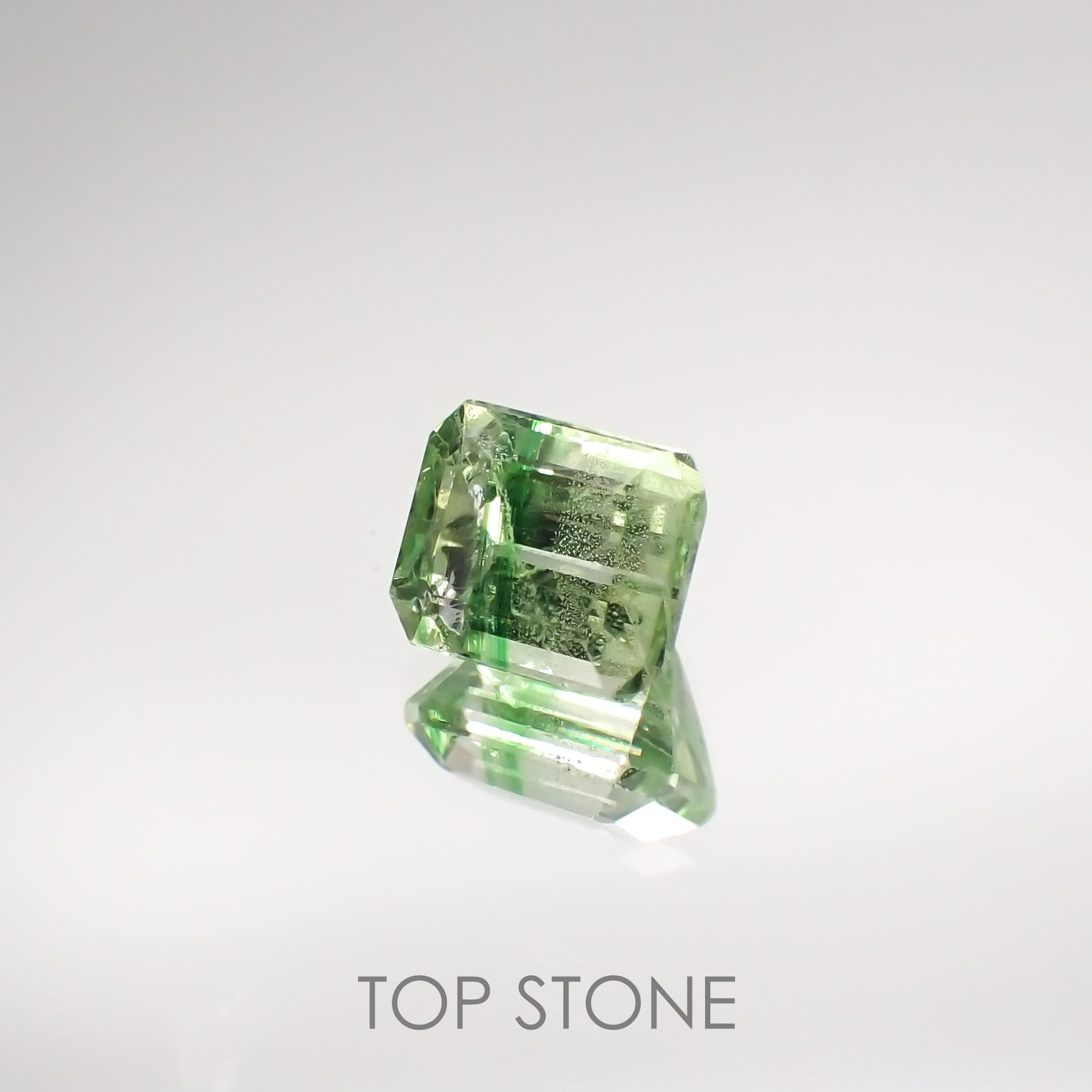 バイカラーツァボライト(宝石名グリーン グロッシュラー・ガーネット) タンザニア産 0.76ct 識別済[210711574]5.1×4.2mm前後