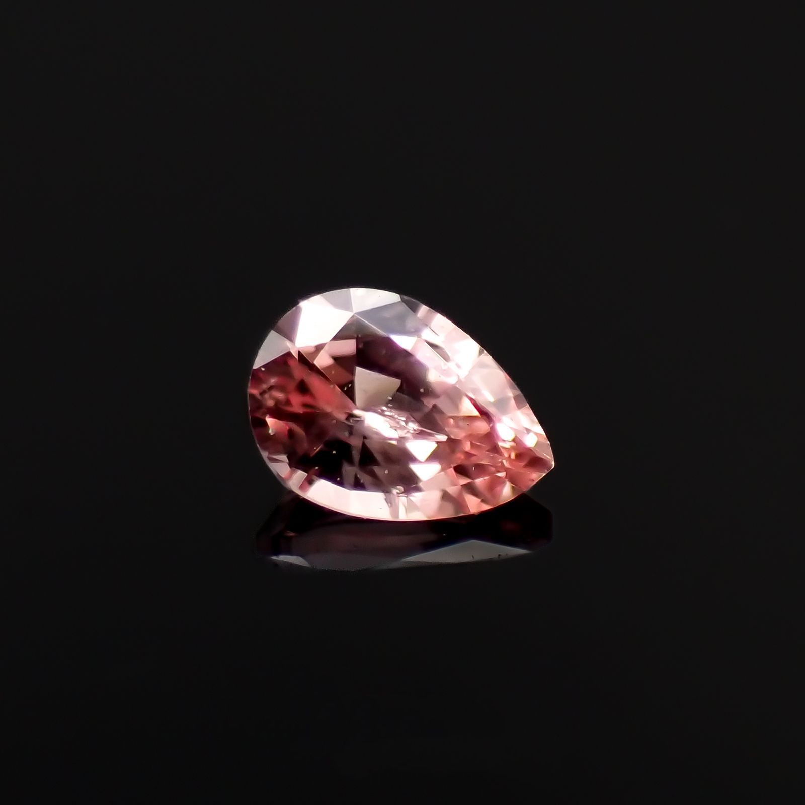 パパラチャサファイア(宝石名サファイア/別名パパラチャ・サファイア)スリランカ産 0.062ct ソ付(日独)[221219639]2.9x2.09mm前後