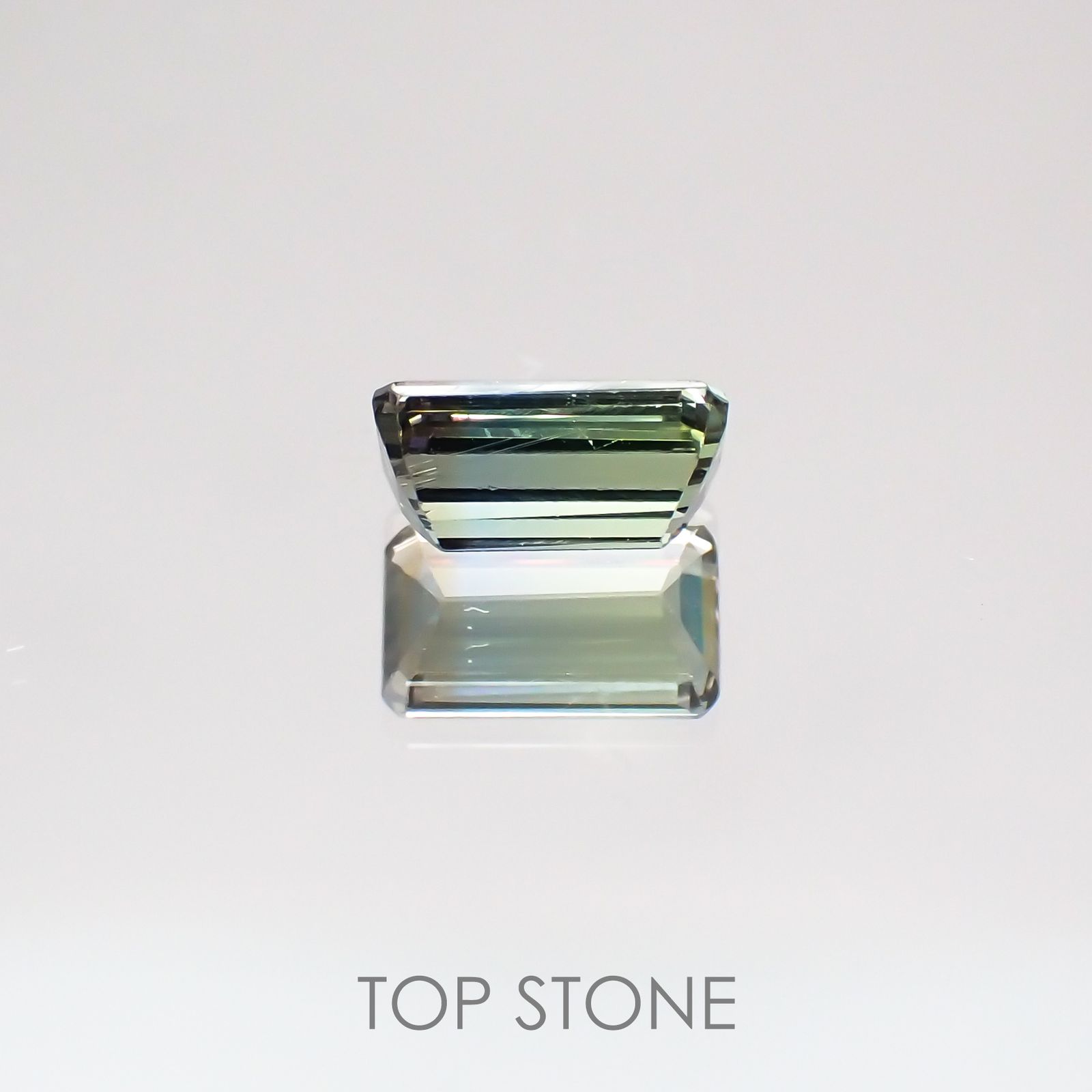 パーティーカラータンザナイト(ゾイサイト)非加熱 タンザニア産 ルース 0.8ct[210610947]6.6×3.7mm前後