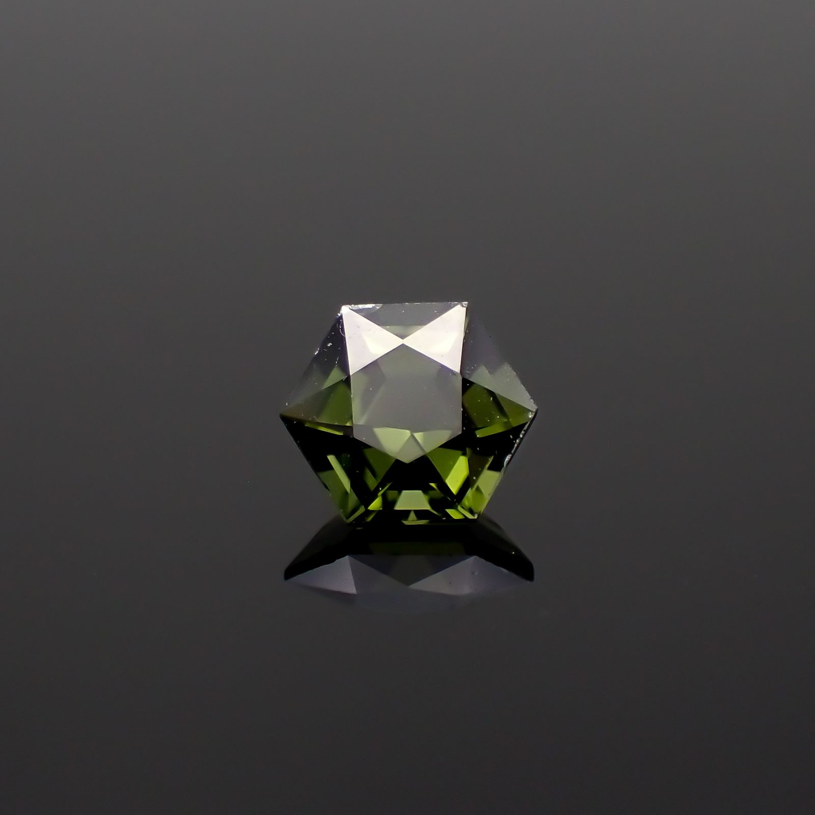 ◇ヘキサゴンカット◇オージャイト(宝石名オージャイト)スリランカ産 0.648ct ソ付[230421434]5.1x5.1mm前後