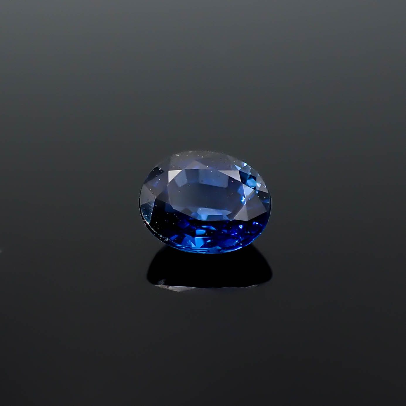 サファイア スリランカ/マダガスカル産 0.69ct / 5.6x4.7mm前後 [251031224]