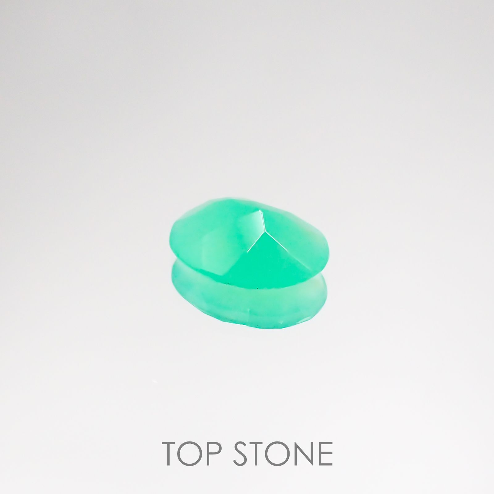 グリーンオパール(宝石名コモンオパール) 南アフリカ産 0.94ct 識別済[210611390]8.9×7.1mm前後
