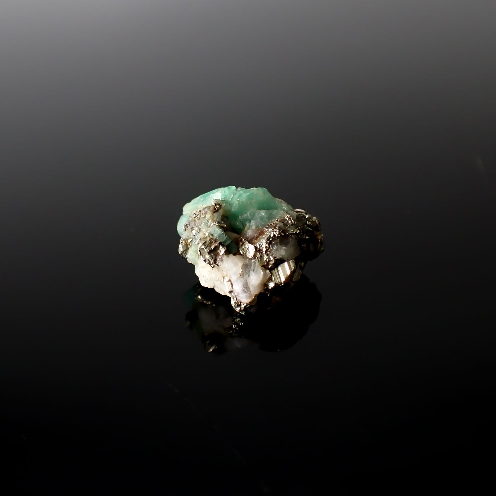 エメラルド 原石 コロンビア産 11.68ct[240427247]14.8x12.5mm前後