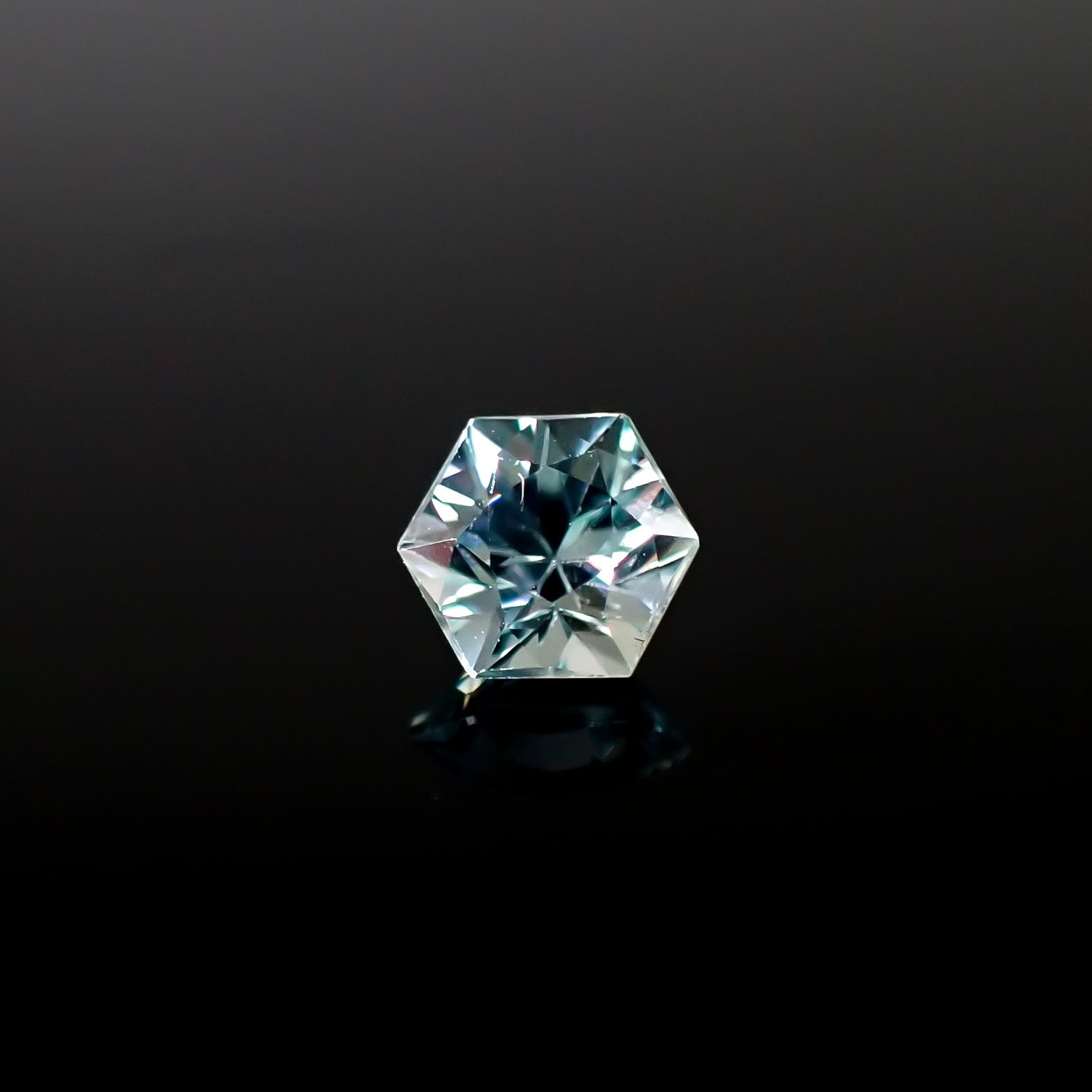 ◇ヘキサゴンカット◇アイスブルージルコン(宝石名ジルコン)カンボジア産 0.84ct 識別済[220717166]4.9x4.8mm前後
