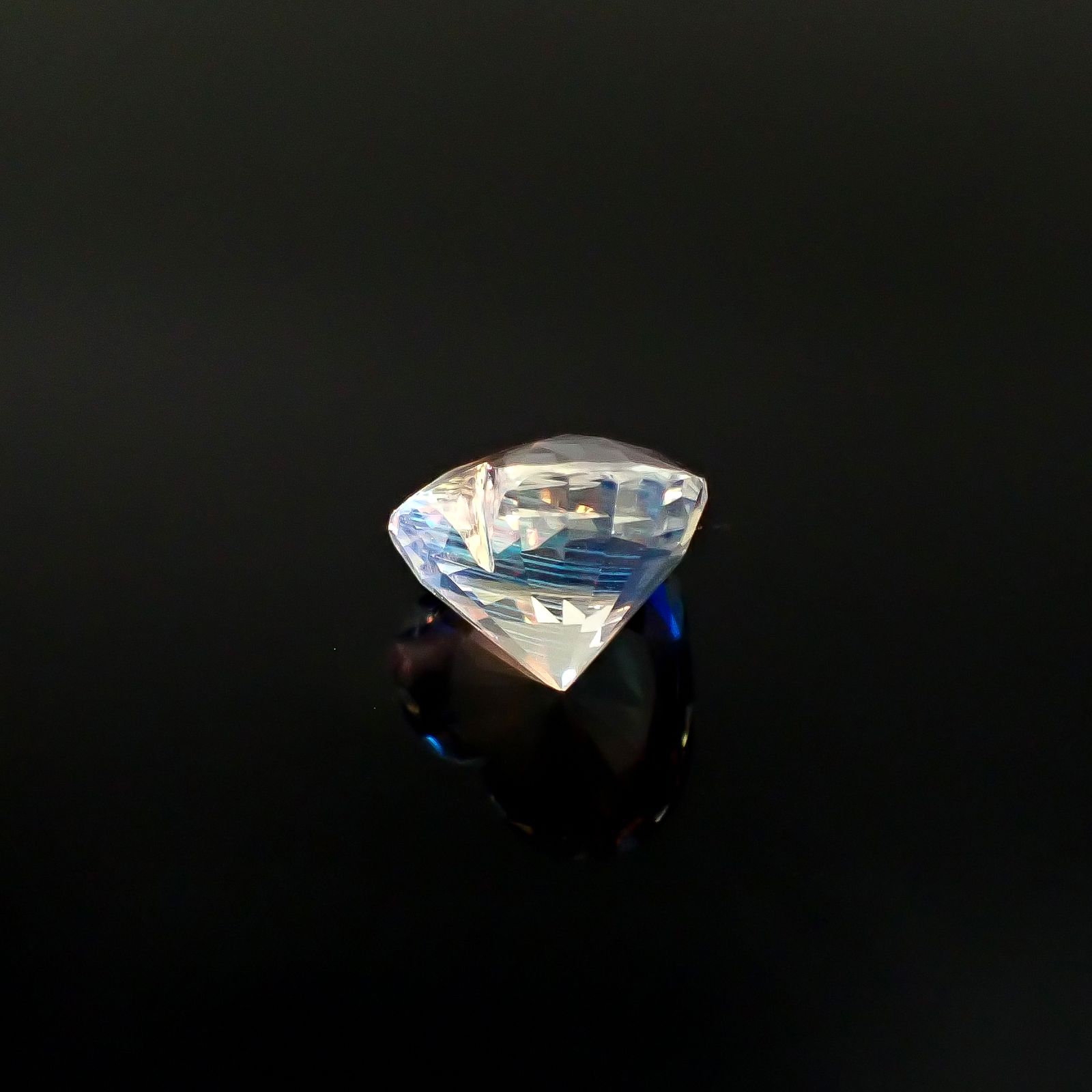 レインボームーンストーン マダガスカル産 6.21ct / 11.8x12.8mm前後 [251231542]