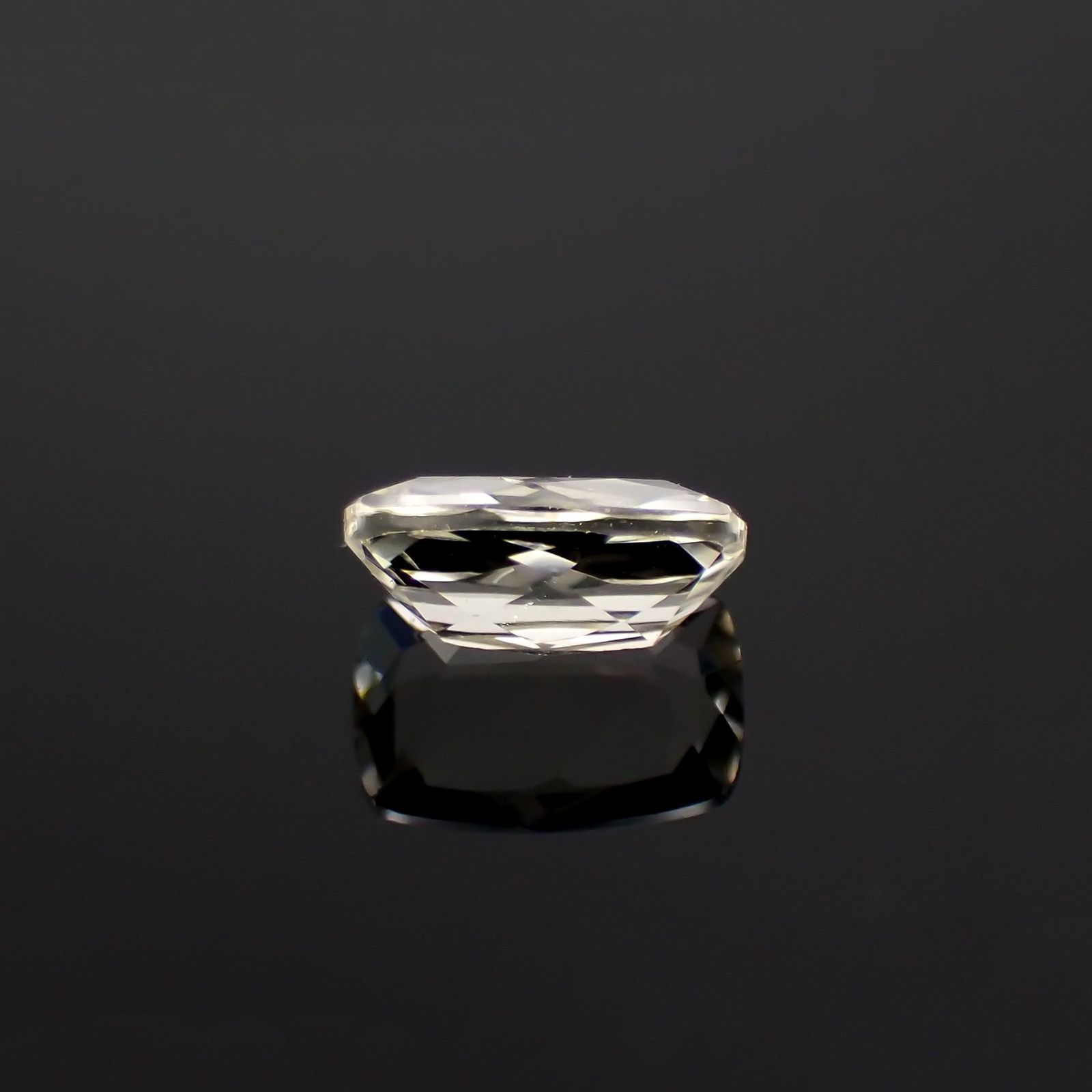 イエロースキャポライト(宝石名イエロー・スキャポライト)ブラジル・ミナスジェライス産 識別済 0.73ct / 7x4.7mm前後 [221219634]