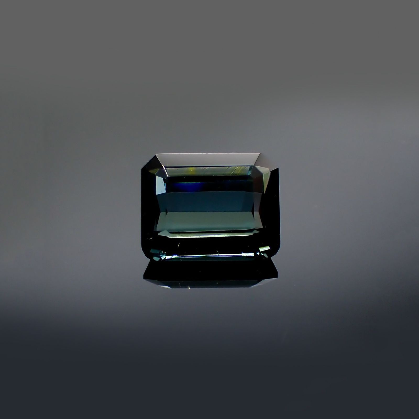 ブルートルマリン(宝石名ブルー・トルマリン) ナイジェリア/ブラジル産 ソ付(彩珠) 1.334ct / 7.3x5.8mm前後 [211013589]