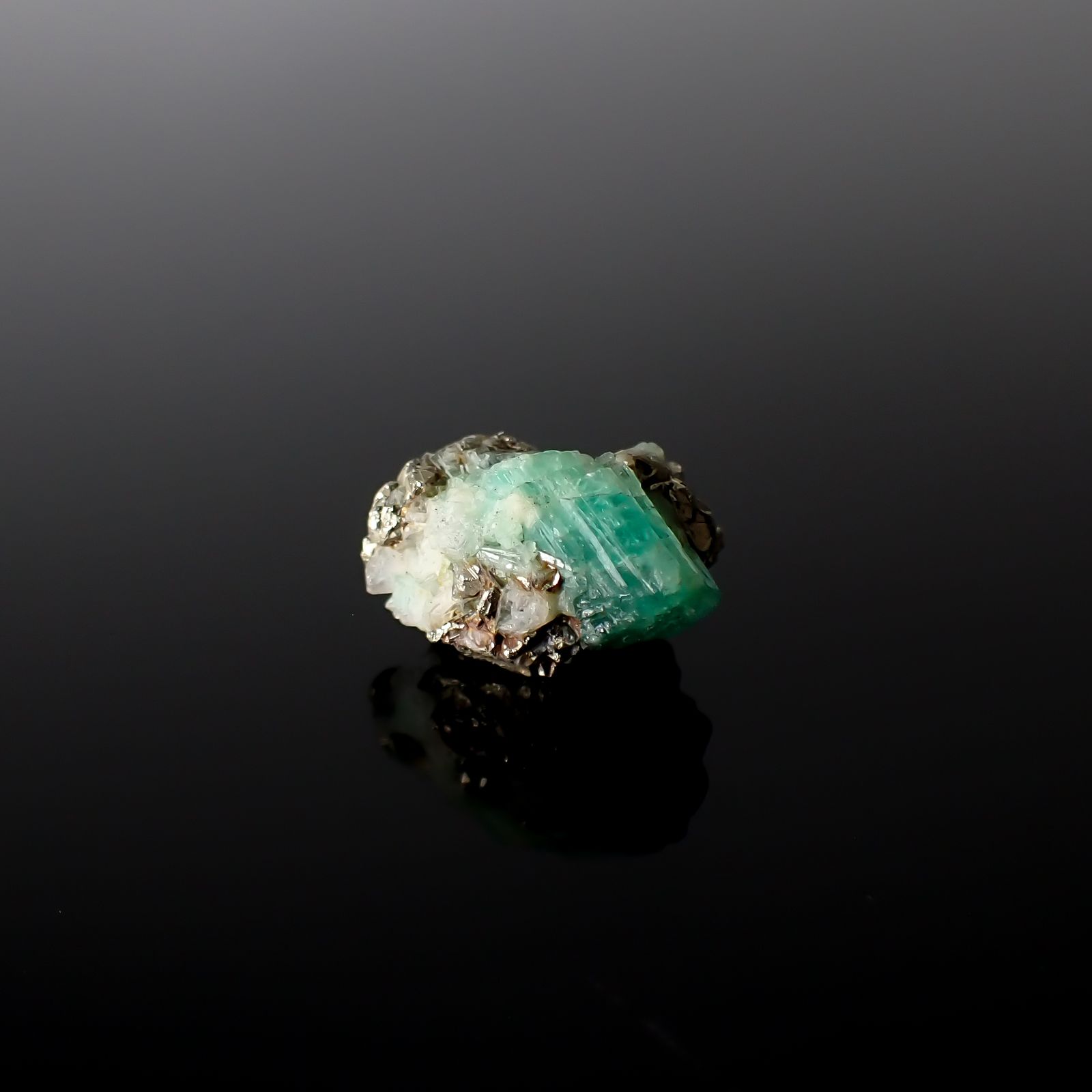 エメラルド 原石 コロンビア産 11.68ct[240427247]14.8x12.5mm前後
