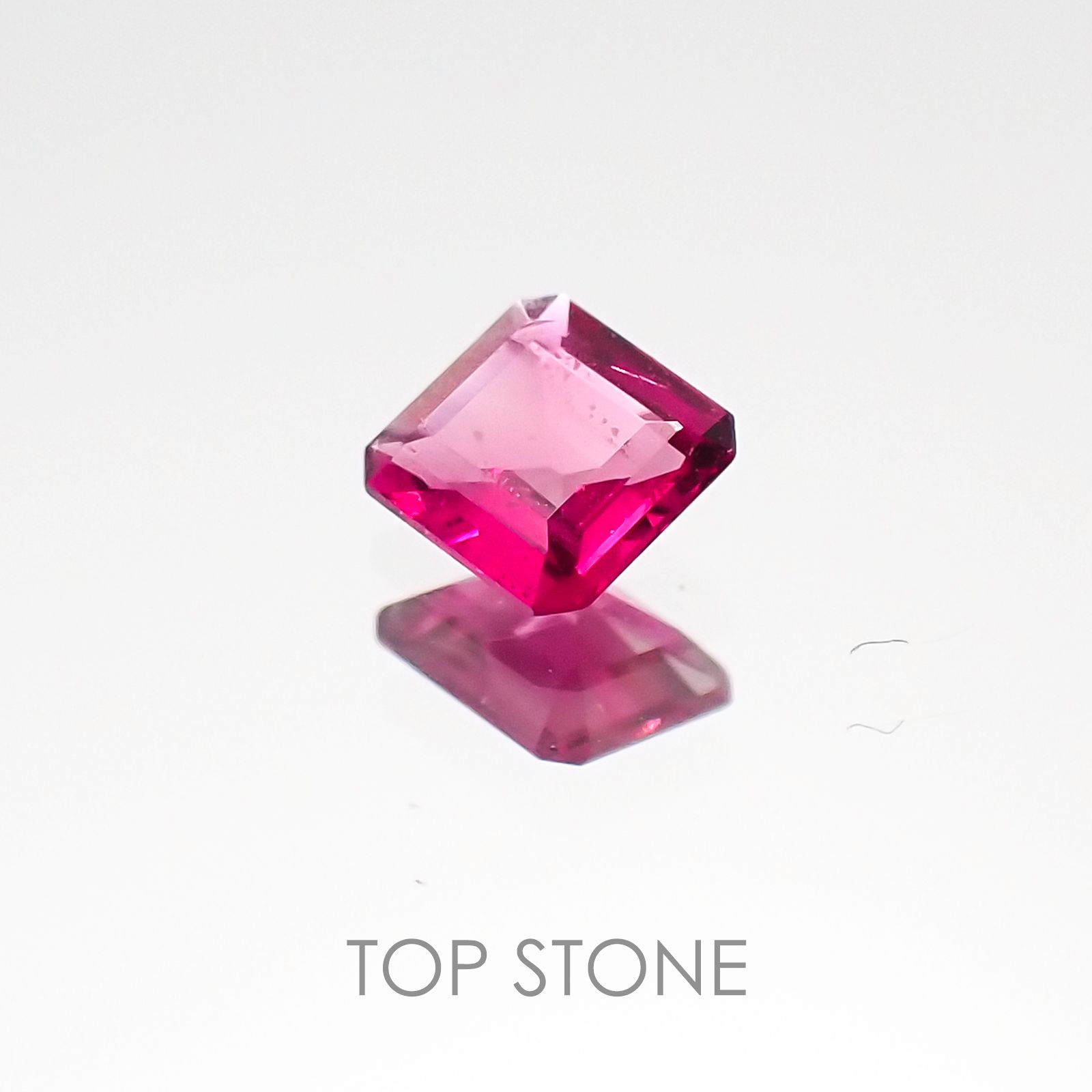 レッドベリル(宝石名レッド・ベリル) アメリカ・ユタ州産 0.118ct ソ付(彩珠)[20107036]3.4×3.1mm前後