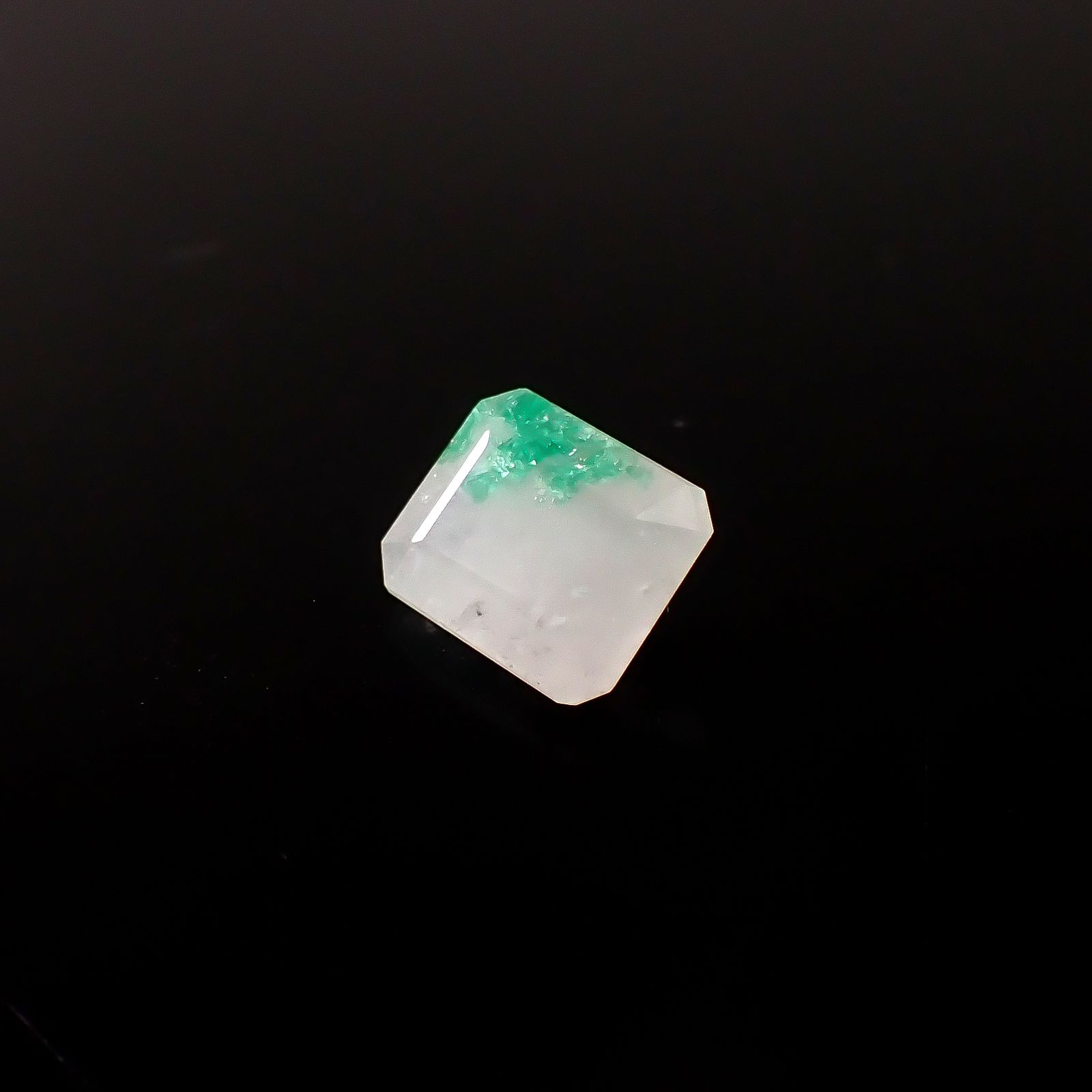 エメラルドインクォーツ パキスタン産 4.37ct / 11.3x9mm前後 [260231652]