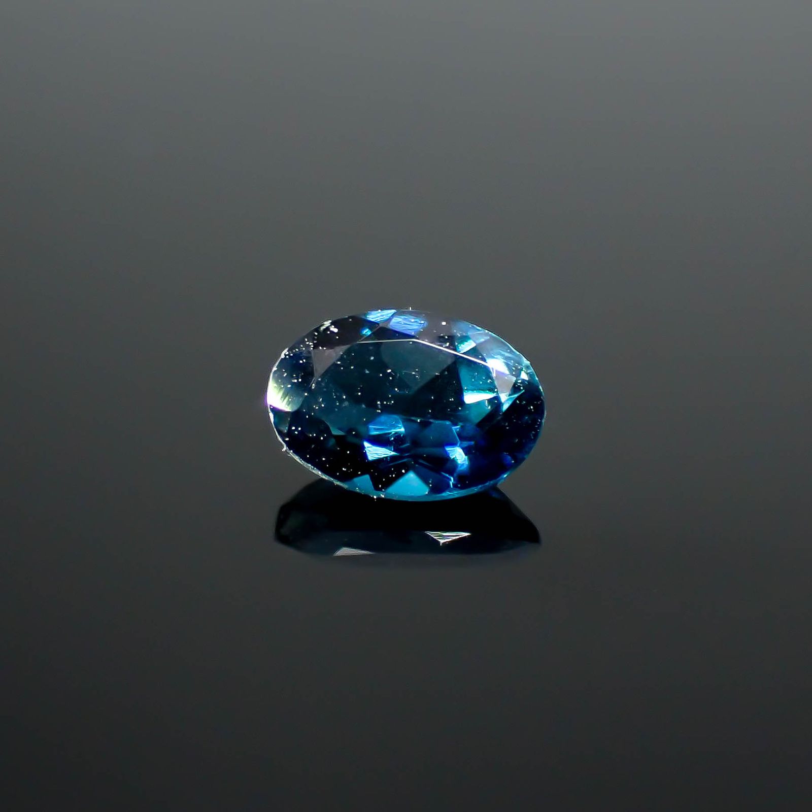 インディゴライト ブラジル産 0.40ct / 5.8x4mm前後 [250931103]
