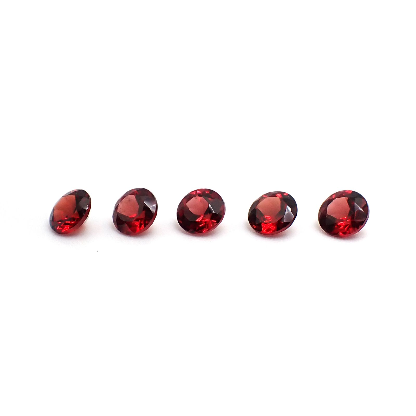◇ランダムセレクト◇パイロープアルマンディンガーネット モザンビーク産 約0.40ct / 4.5x4.5mm前後 [260532202-PAC]