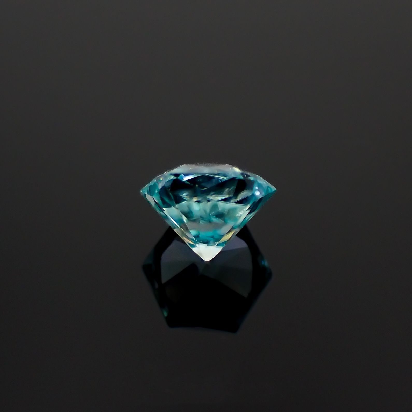◇ヘキサゴンカット◇アイスブルージルコン(宝石名ジルコン)カンボジア産 0.79ct 識別済[230320856]4.8x4.7mm前後