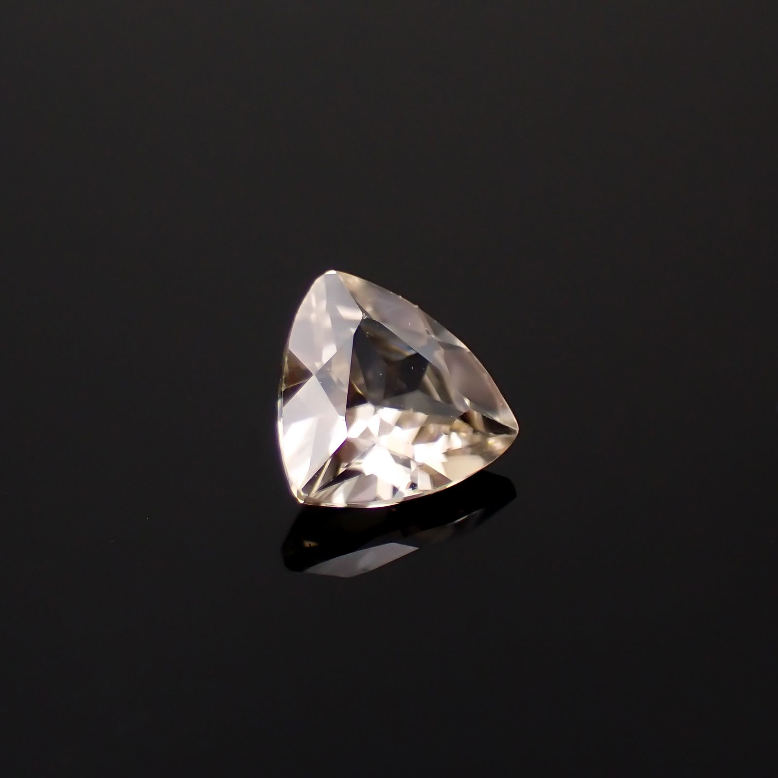 シャンパンカラージルコン スリランカ/カンボジア産 0.87ct[230421647]5.8x5.9mm前後
