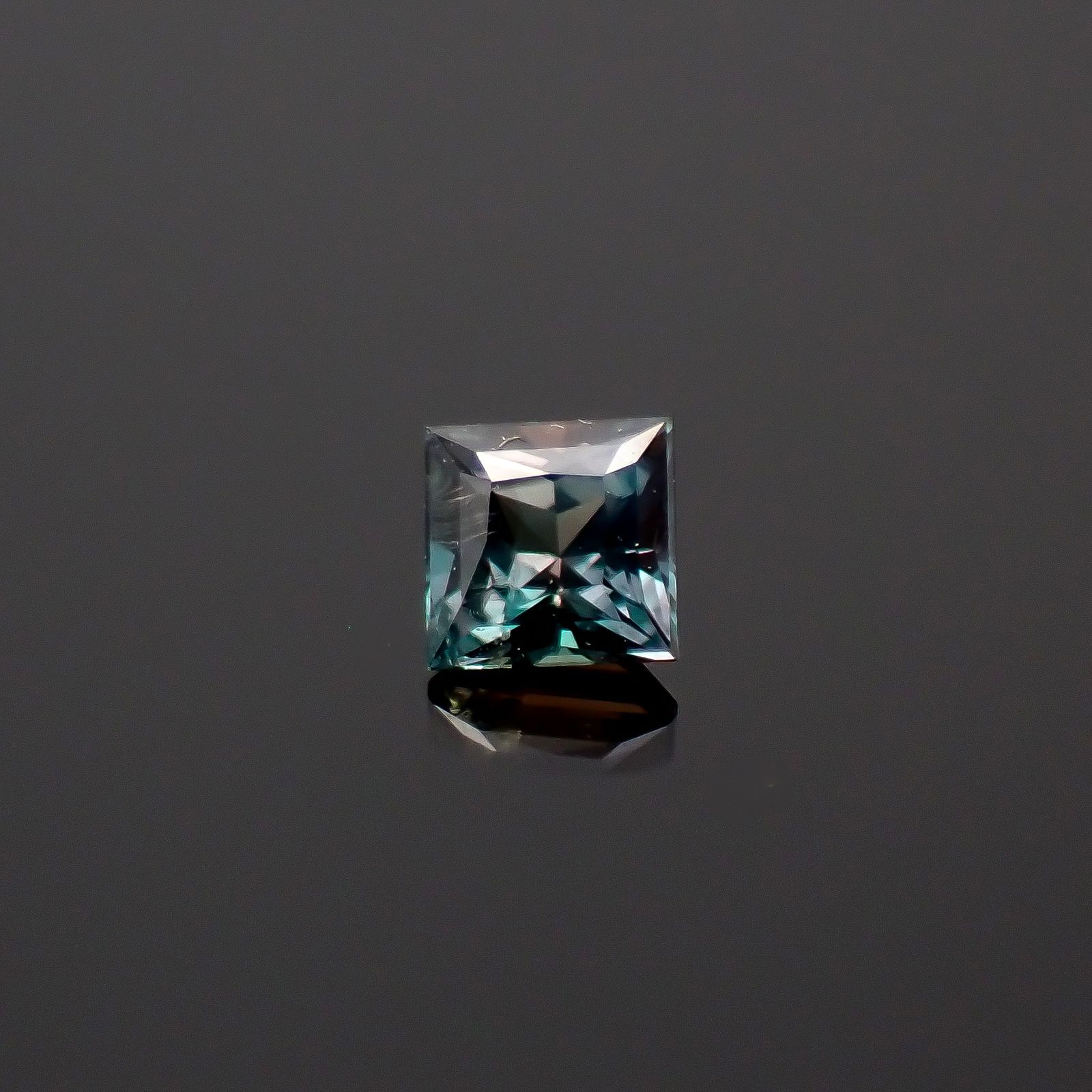 ◇プリンセスカット◇アレキサンドライト ブラジル産/EmeraldMains社製 0.085ct[240527594]2.4x2.4mm前後