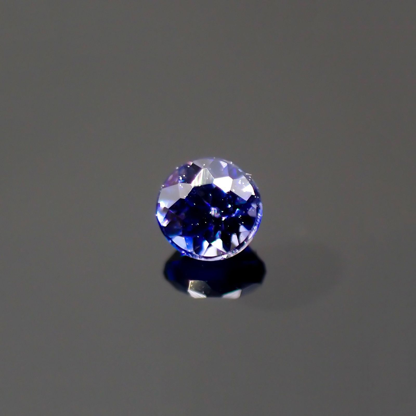 ベニトアイト(宝石名ベニトアイト)アメリカ・カリフォルニア州産 0.059ct 識別済[220515777]2.2x2.1mm前後
