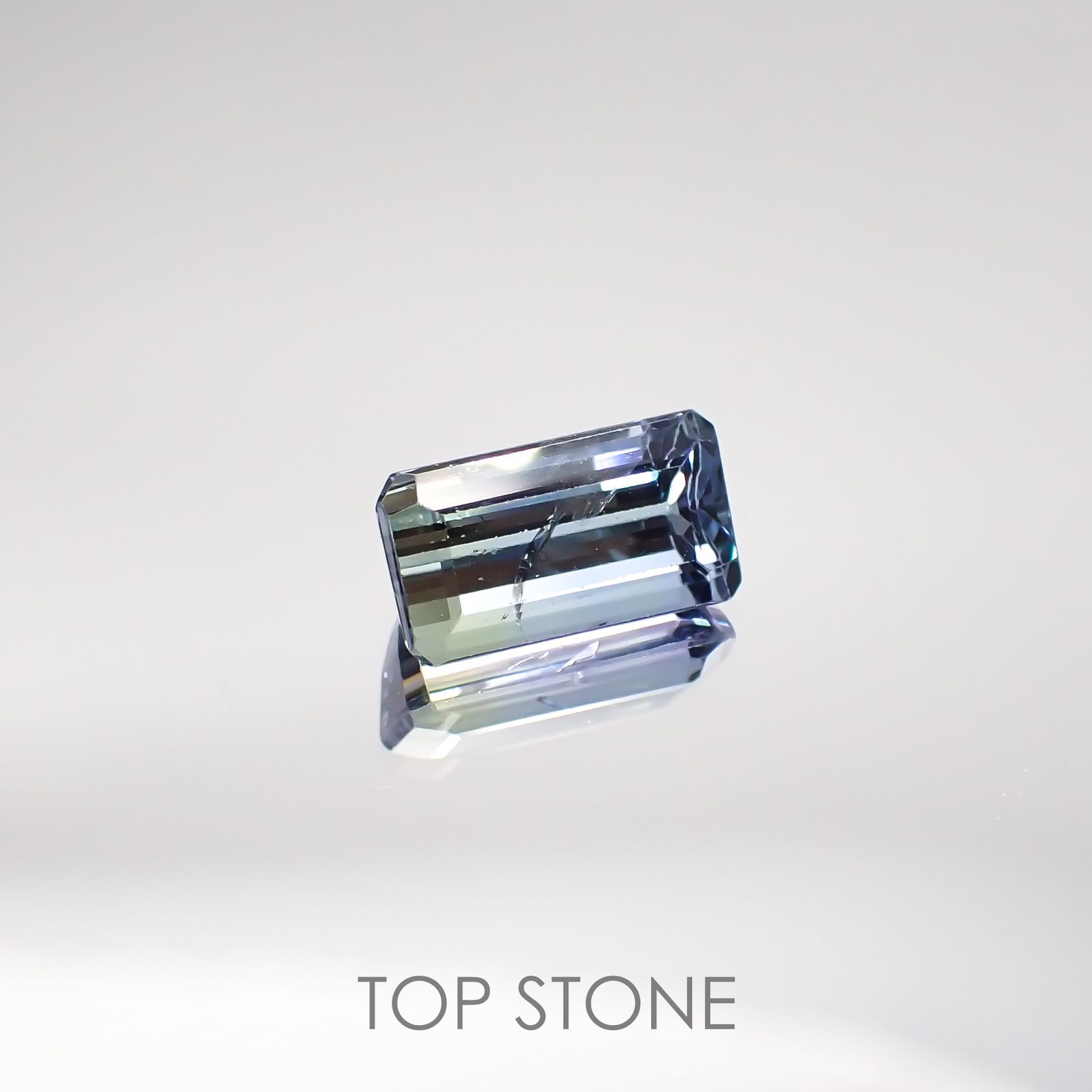 パーティカラータンザナイト(宝石名パーティカラード・ゾイサイト) タンザニア産 2.497ct ソ付(彩珠)[210711660]10.1×5.5mm前後
