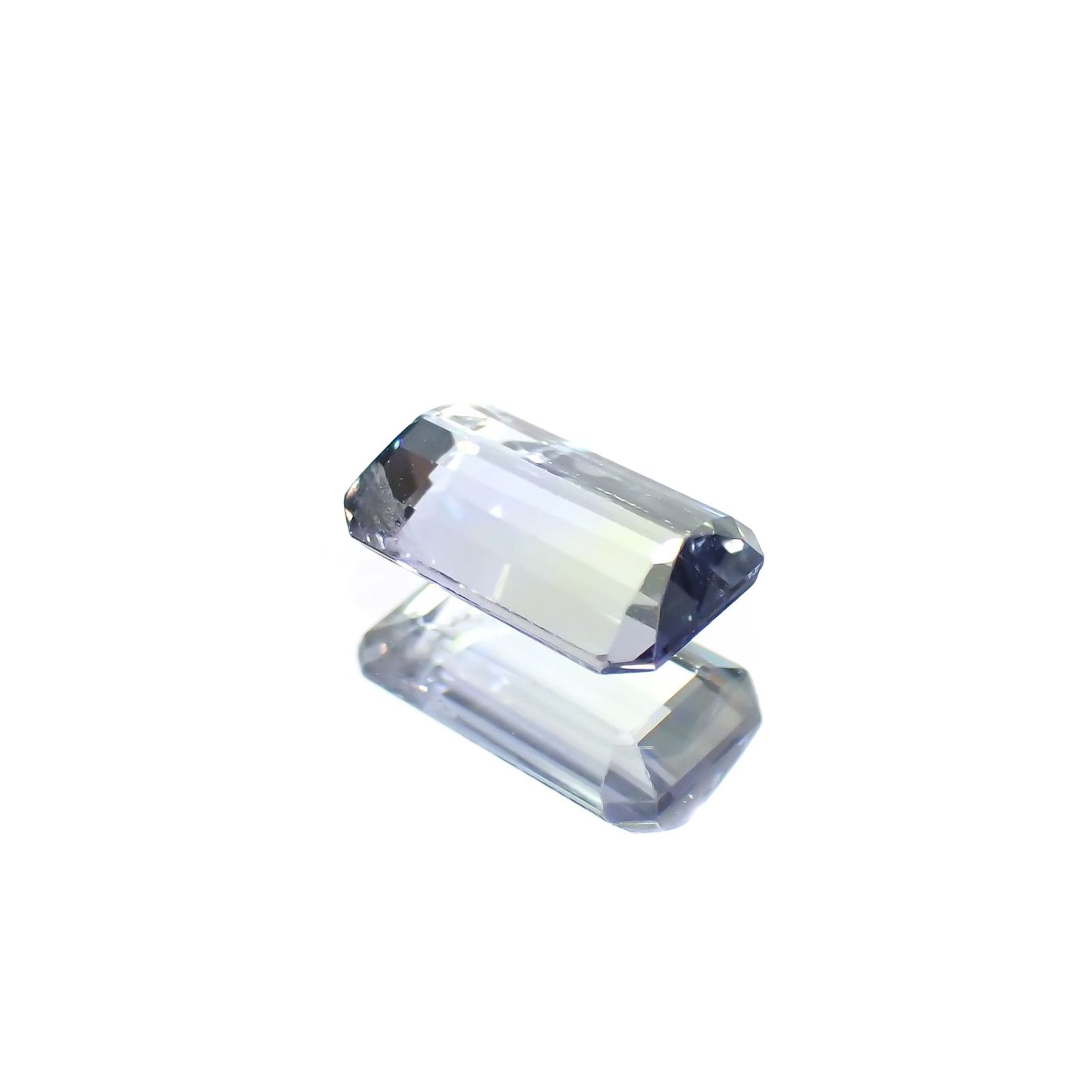 バイカラータンザナイト(宝石名バイカラー・ゾイサイト) タンザニア産 ソ付(彩珠) 0.858ct / 7.3x4.3mm前後 [210610943]