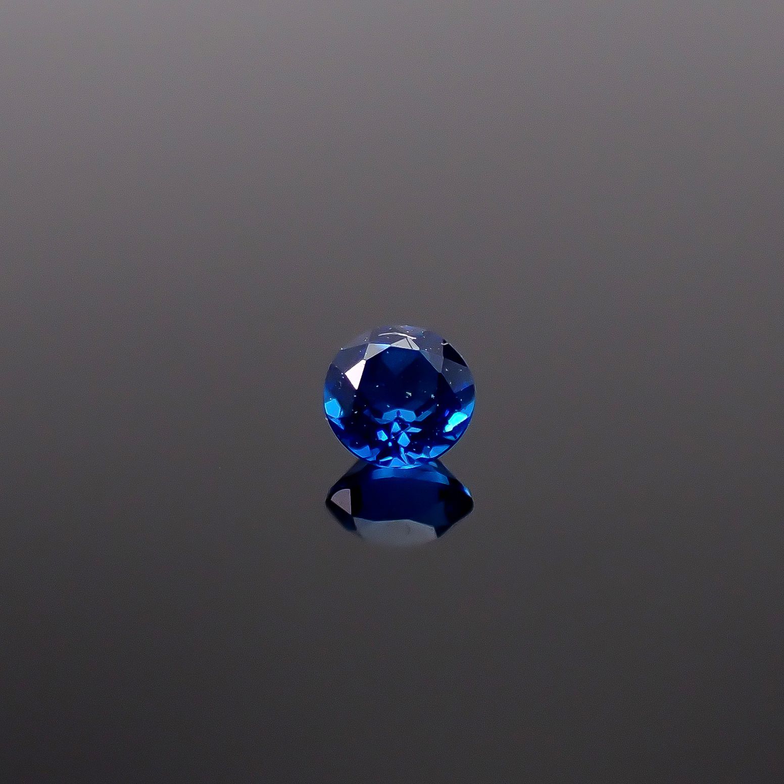 アウイナイト フルオレッセンス ドイツ産 0.047ct / 2.3x2.3mm前後 [260131501]