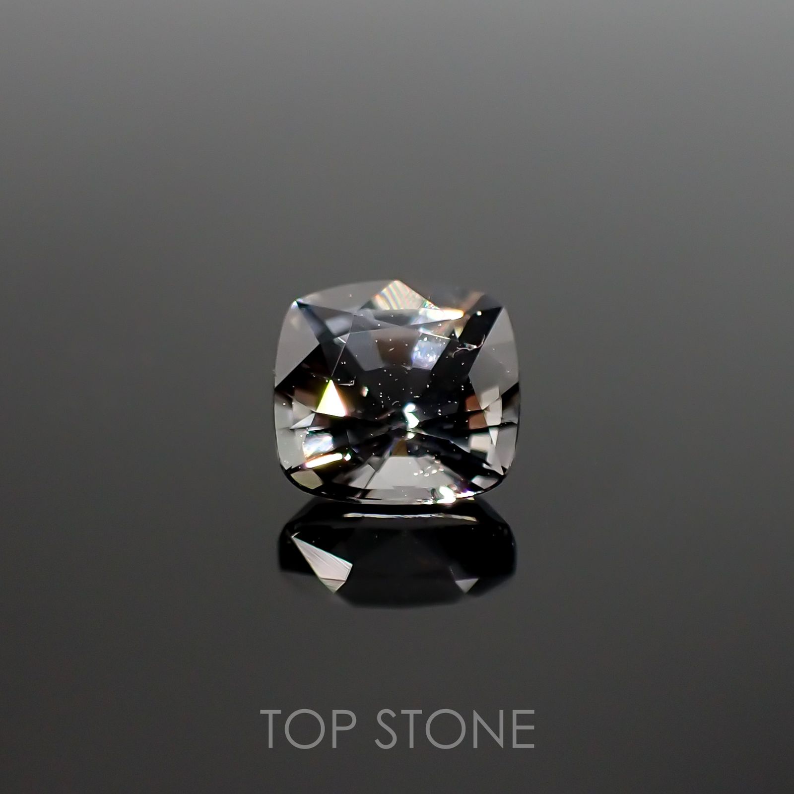 プラチナスピネル ビルマ産 ルース 0.86ct[210812843]5.5×5.2mm前後