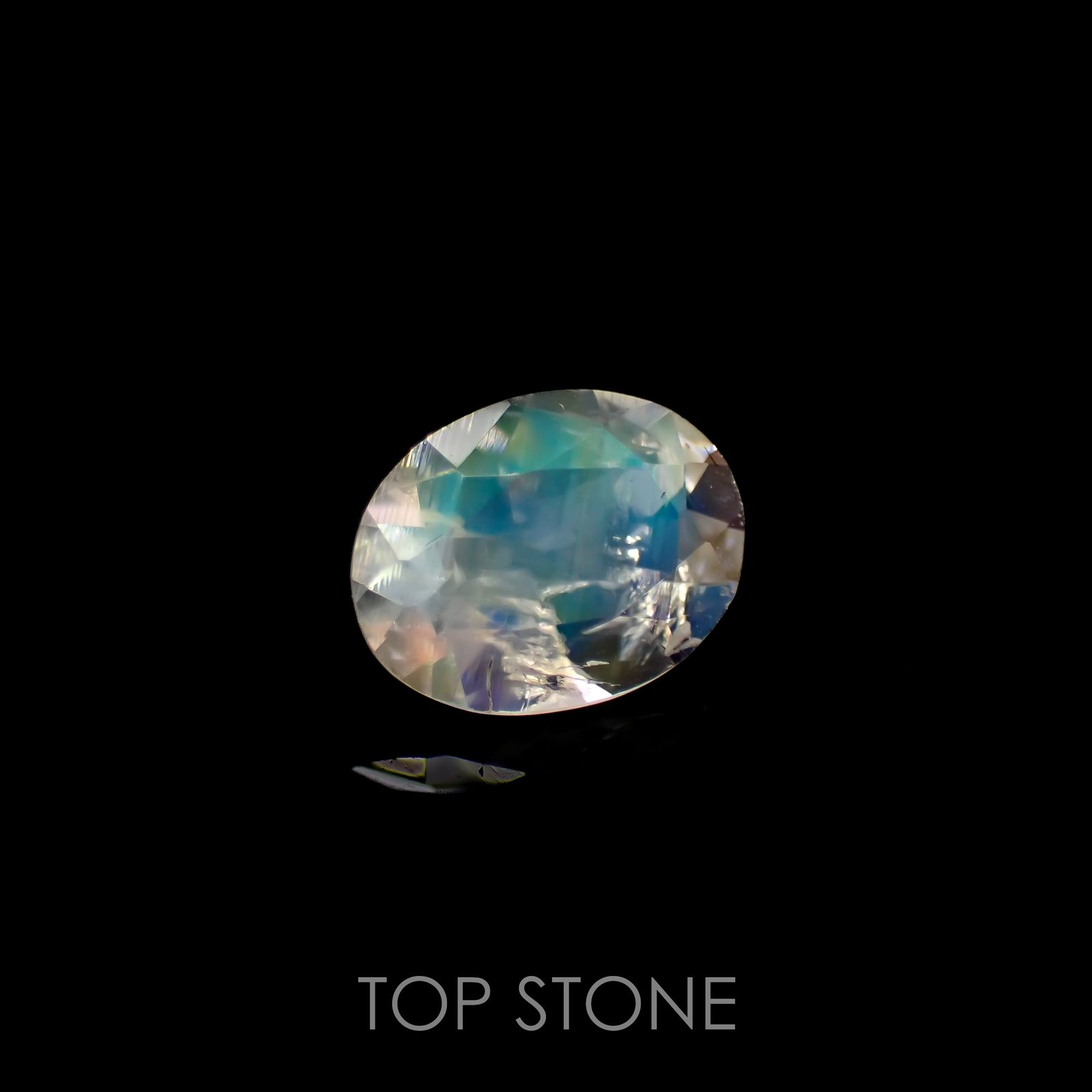 レインボームーンストーン(宝石名ラブラドライト)タンザニア産 0.98ct 識別済[220716857]7.9x6.1mm前後