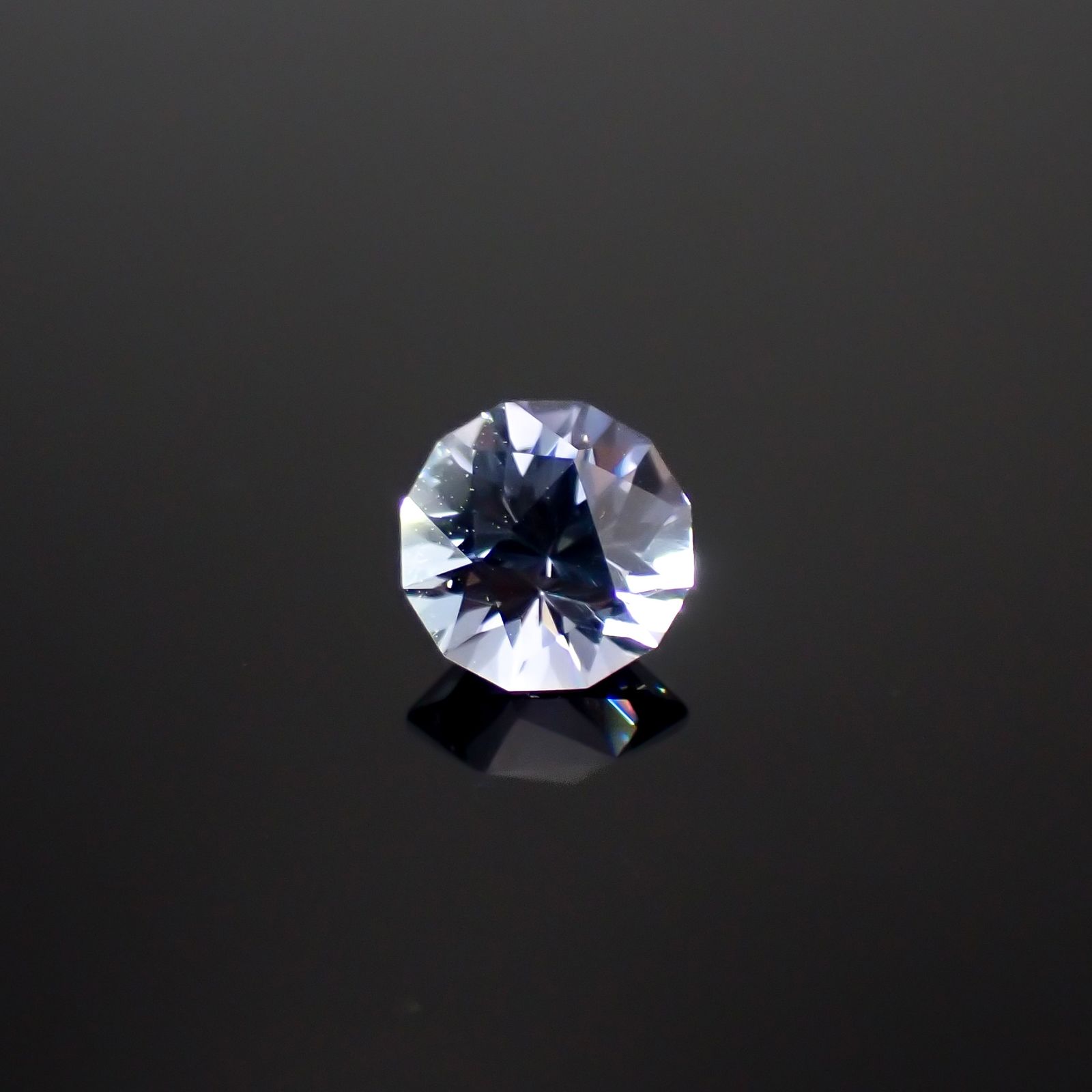 ◇カスタムカット◇バイカラータンザナイト 非加熱 タンザニア産 0.68ct [241029374]5.8x5.7mm前後
