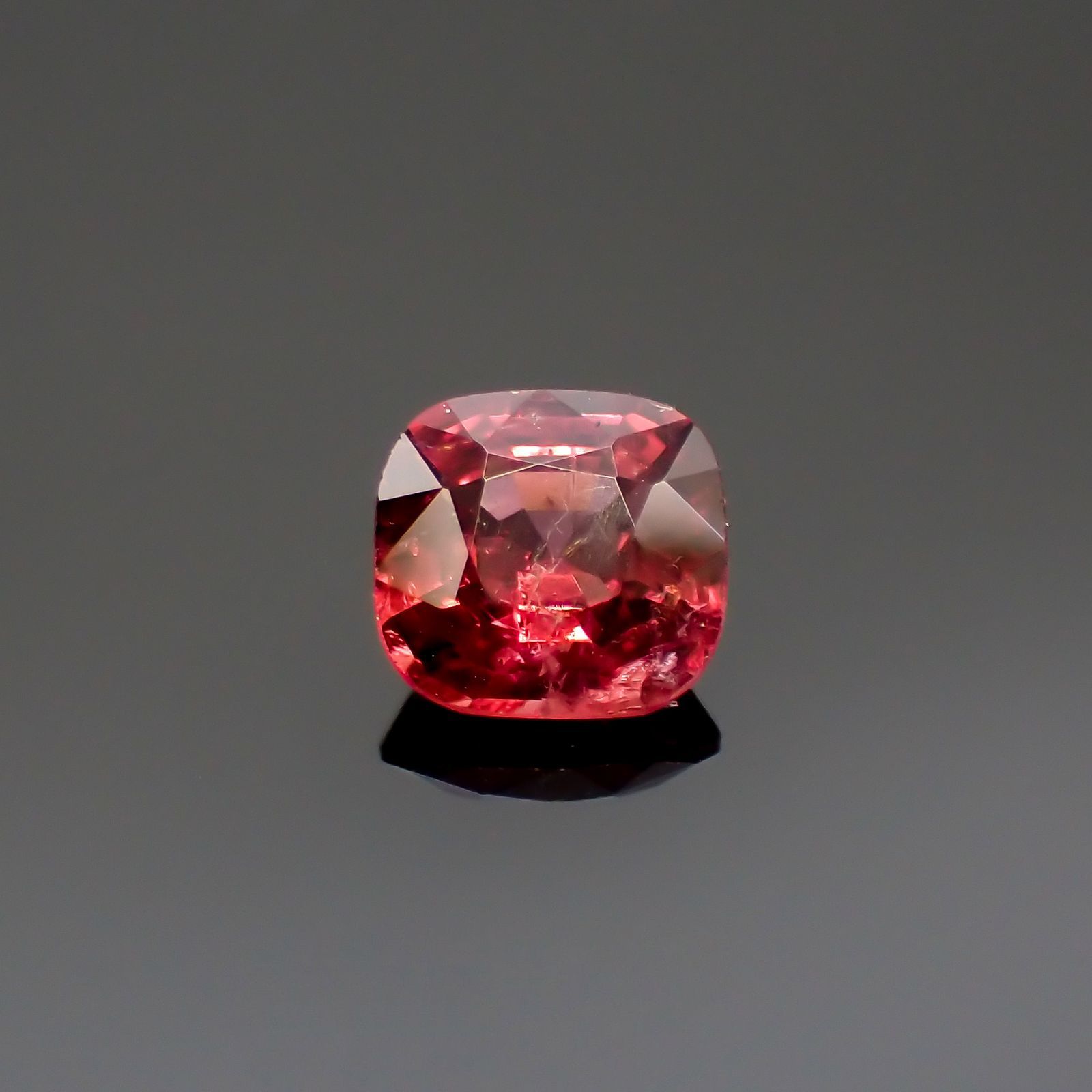 オレンジスピネル(宝石名スピネル)ビルマ/マダガスカル産 0.85ct 識別済[220817509]5.8x5.5mm前後