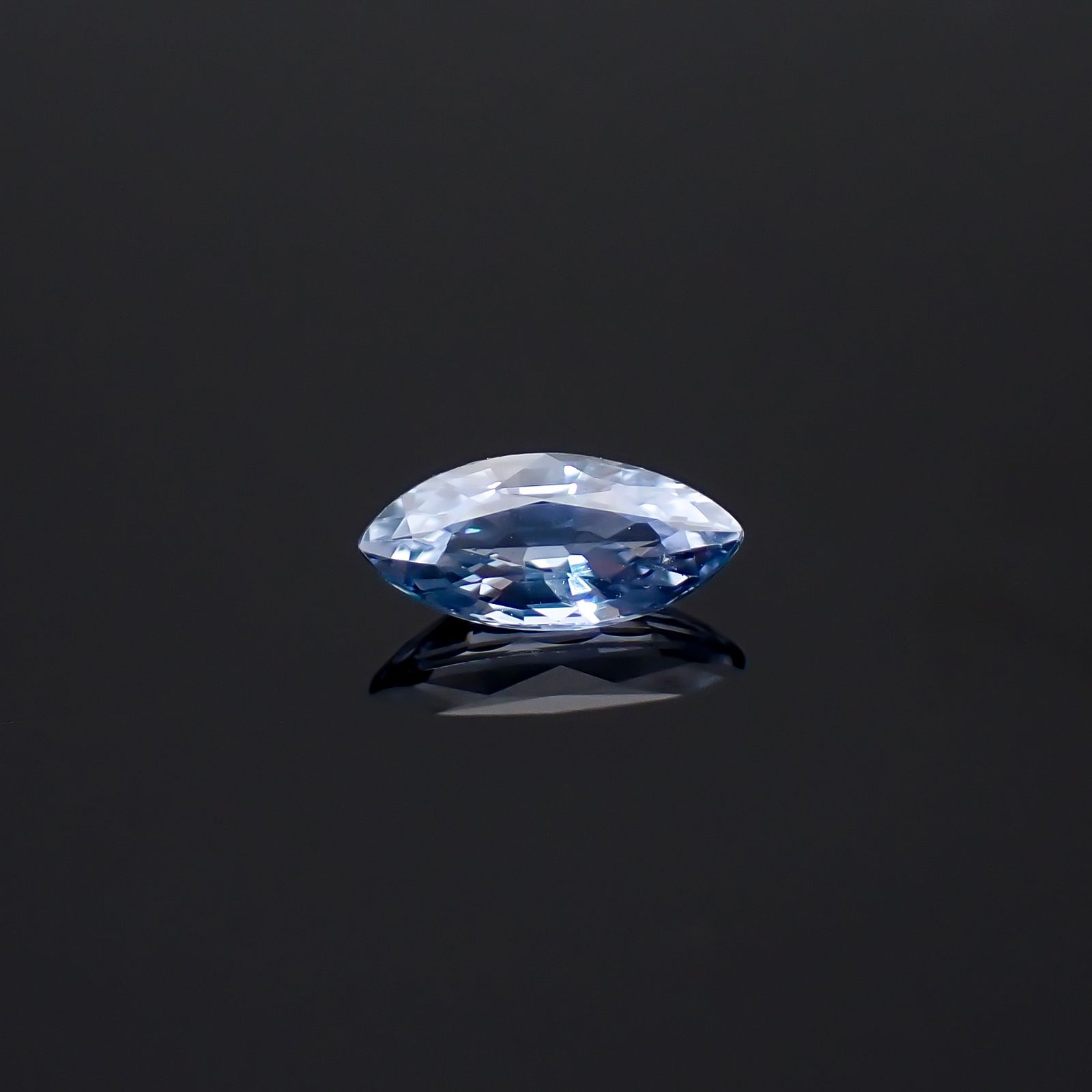 アイスブルーサファイア スリランカ/マダガスカル産 0.44ct / 7x3.2mm前後 [260632473]