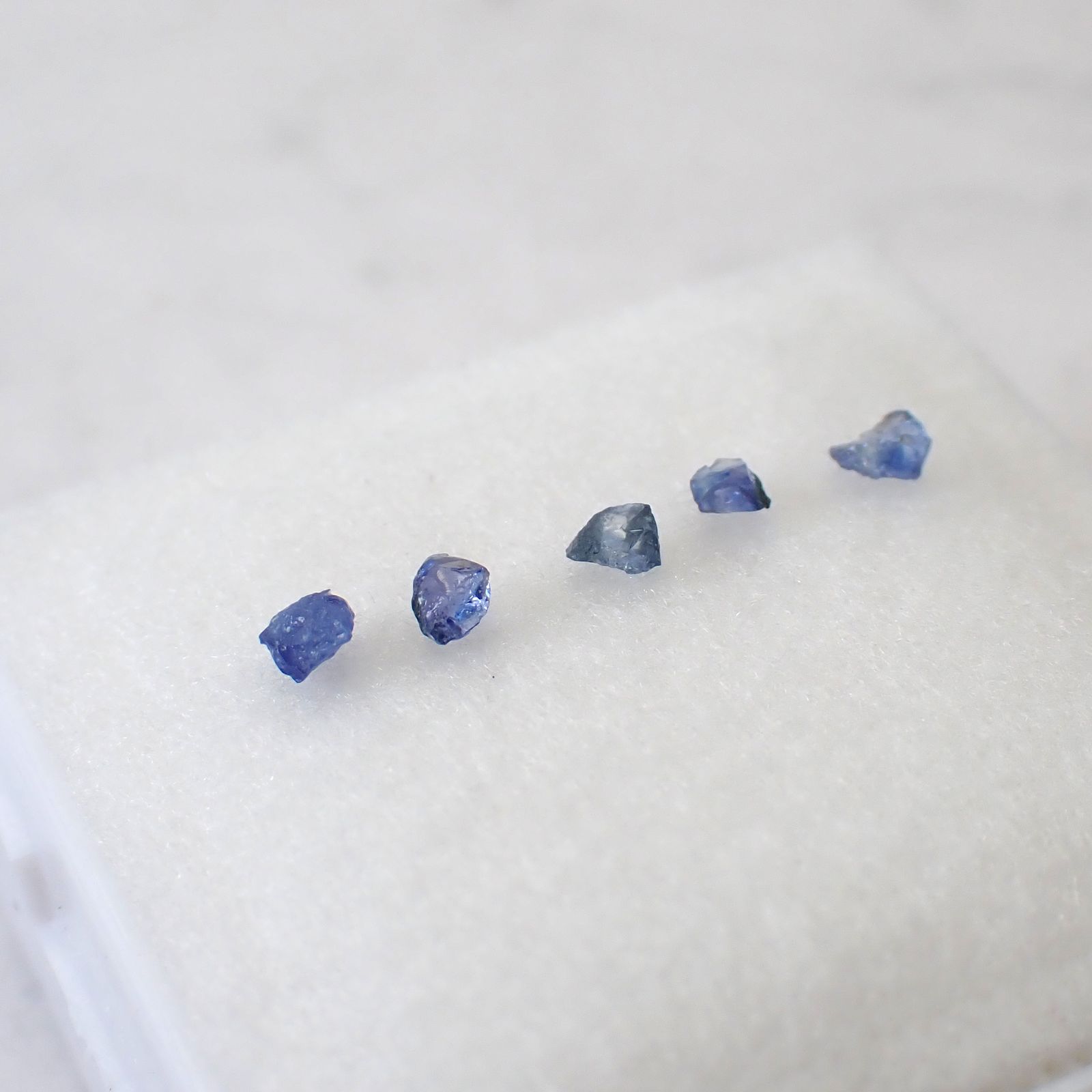 ◇ランダムセレクト◇ベニトアイト 原石5個セット アメリカ・カリフォルニア州産 約0.20ct(5pcs合計) / 2.0-3.5x2.0-3.5mm前後 [260632525]